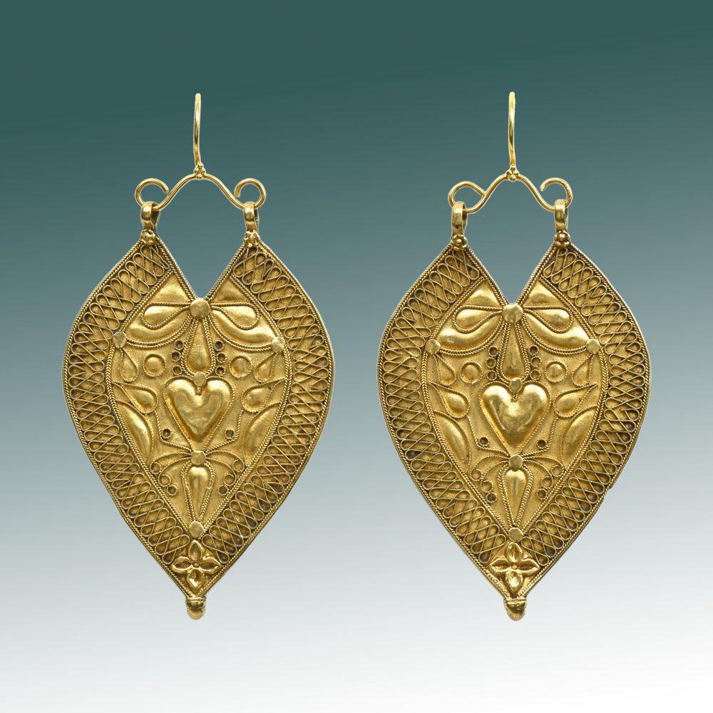 Himachal Pradesh

Massiv 22 Karat Gold

Spätes 19. / frühes 20. Jahrhundert

3,125 x 1,625 in. / 8 x 4 cm (jeweils)

Gewicht .625oz / 17gm