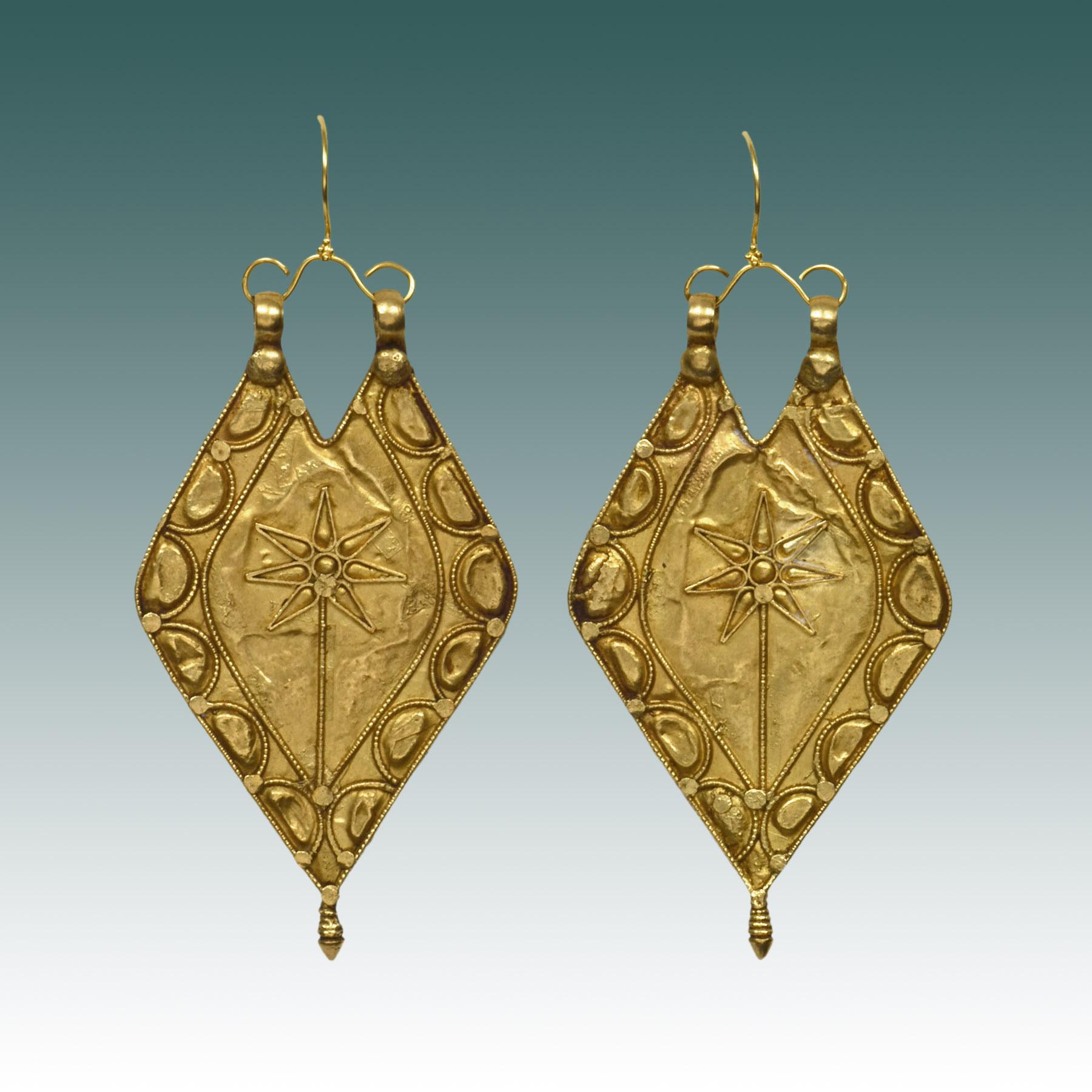 Himachal Pradesh

Oro massiccio 22 carati

Fine del XIX secolo / inizio del XX secolo

3,125 x 1,625 pollici. / 8 x 4 cm (ciascuno)