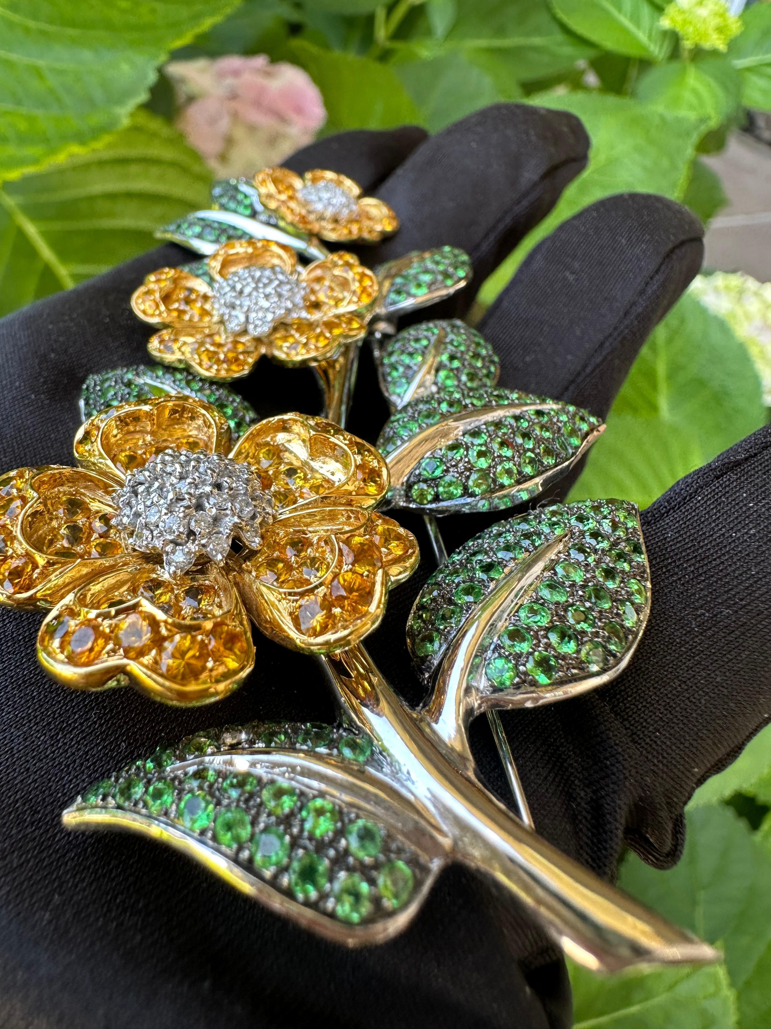 Große 23 Karat Vining Flowers Gelber Saphir, Diamant und Tsavorit 18K Brosche (Rundschliff) im Angebot