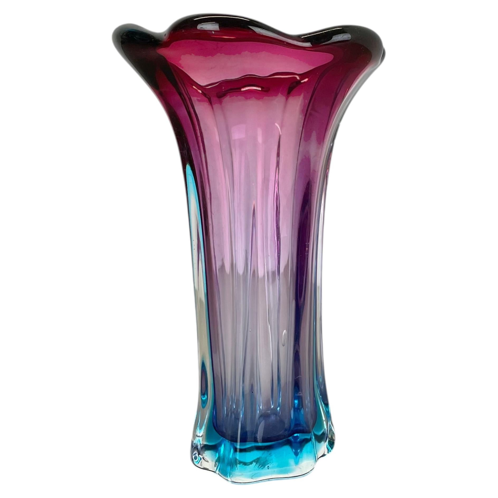 Jarrón escultural grande de cristal de Murano, rosa y azul, de 23,5 cm, Italia, década de 1970 en venta