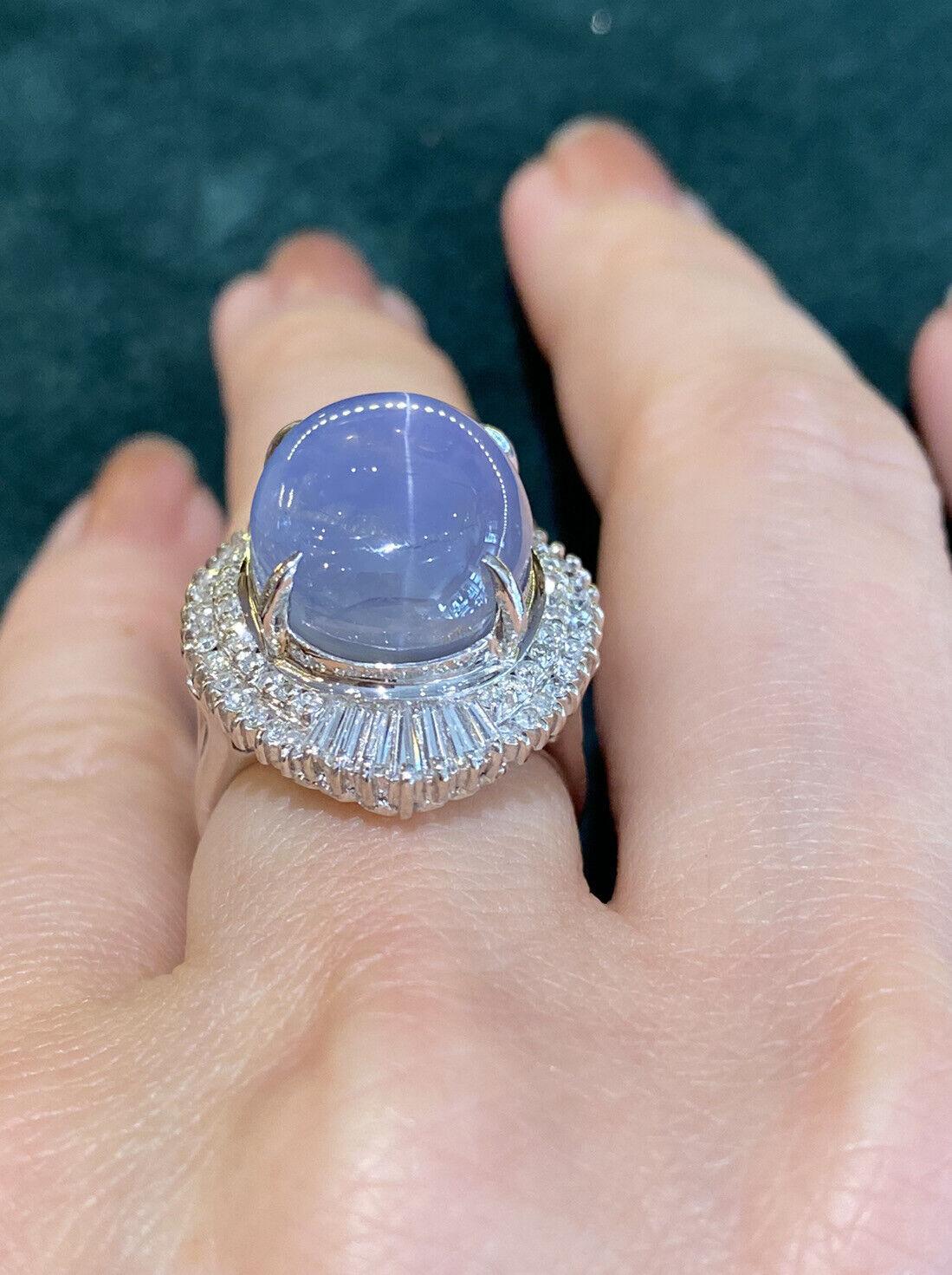 23,95 Karat Sternsaphir und Diamant Ballerina Ring aus Platin

Der Ring mit Sternsaphir und Diamant zeigt einen großen ovalen Sternsaphir-Cabochon in einer Ballerina-Fassung, die aus Baguetten und runden Diamanten im Brillantschliff in Platin