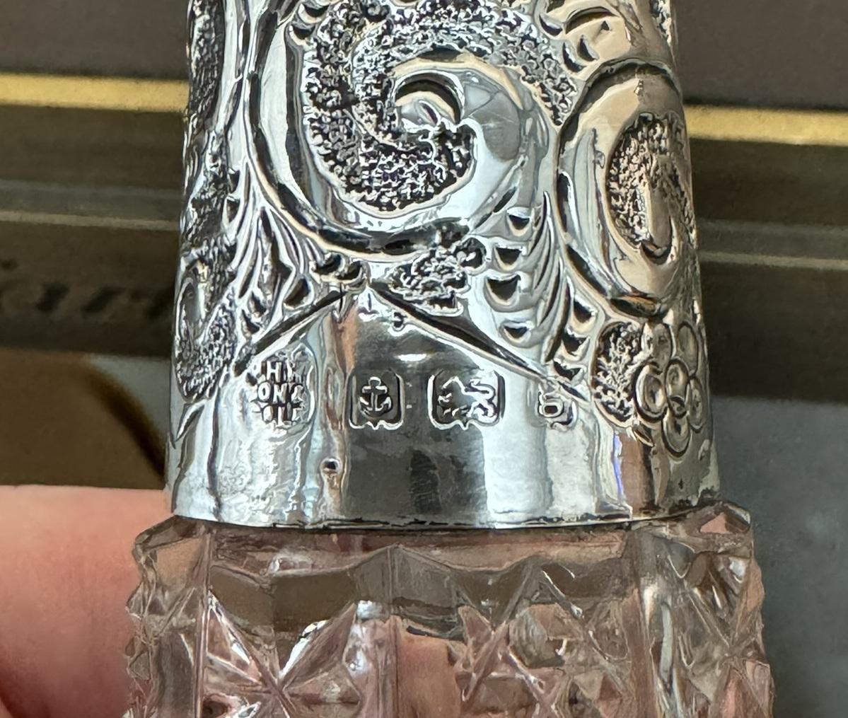 Antigüedades de la Casa Real

Royal House Antiques se complace en poner a la venta este gran frasco de cristal tallado J H Worrall, Son & Co Ltd 1906 Antique Perfume bottle flask

El cuerpo principal y el tapón son de cristal fuertemente tallado, la