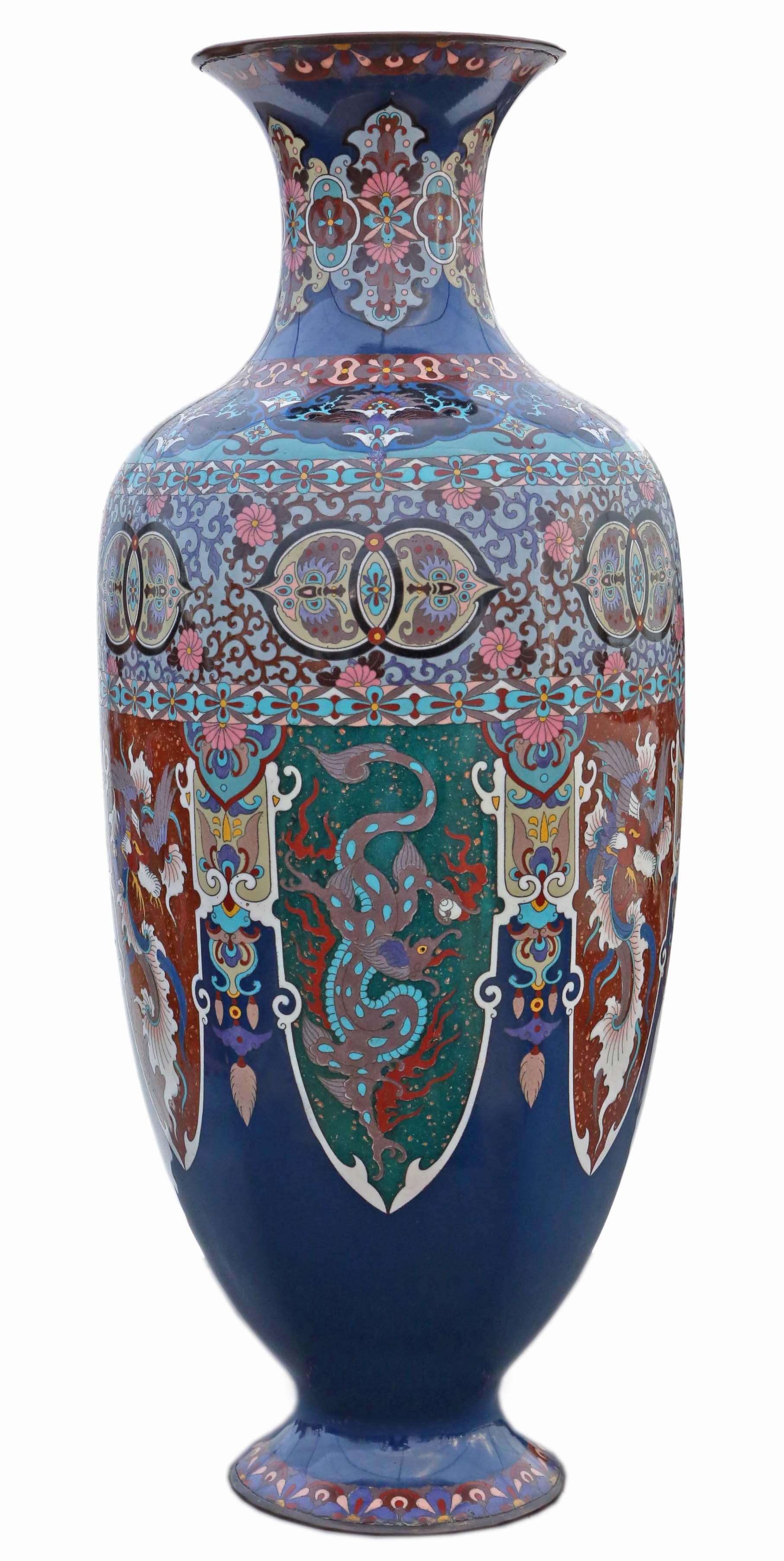 Vase cloisonné japonais oriental ancien du 19e siècle - Grande pièce impressionnante !

Ce superbe vase cloisonné du 19e siècle est le fruit d'un travail artisanal remarquable et de détails complexes. Fabriqué en laiton/bronze et orné de décorations