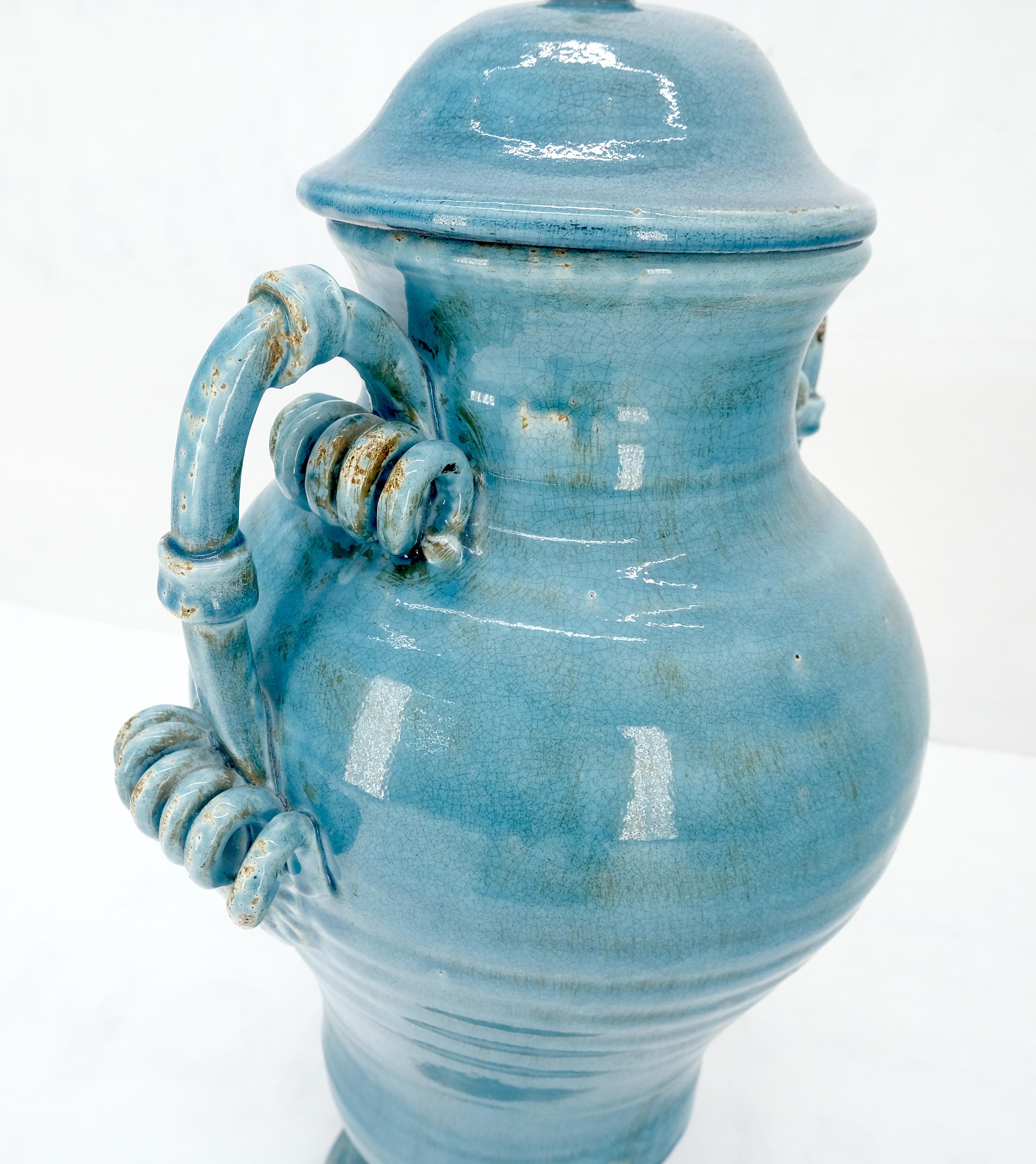 Grande vaso in stile urna in ceramica Burmantofts con smalto blu e coperchio, alto 24
