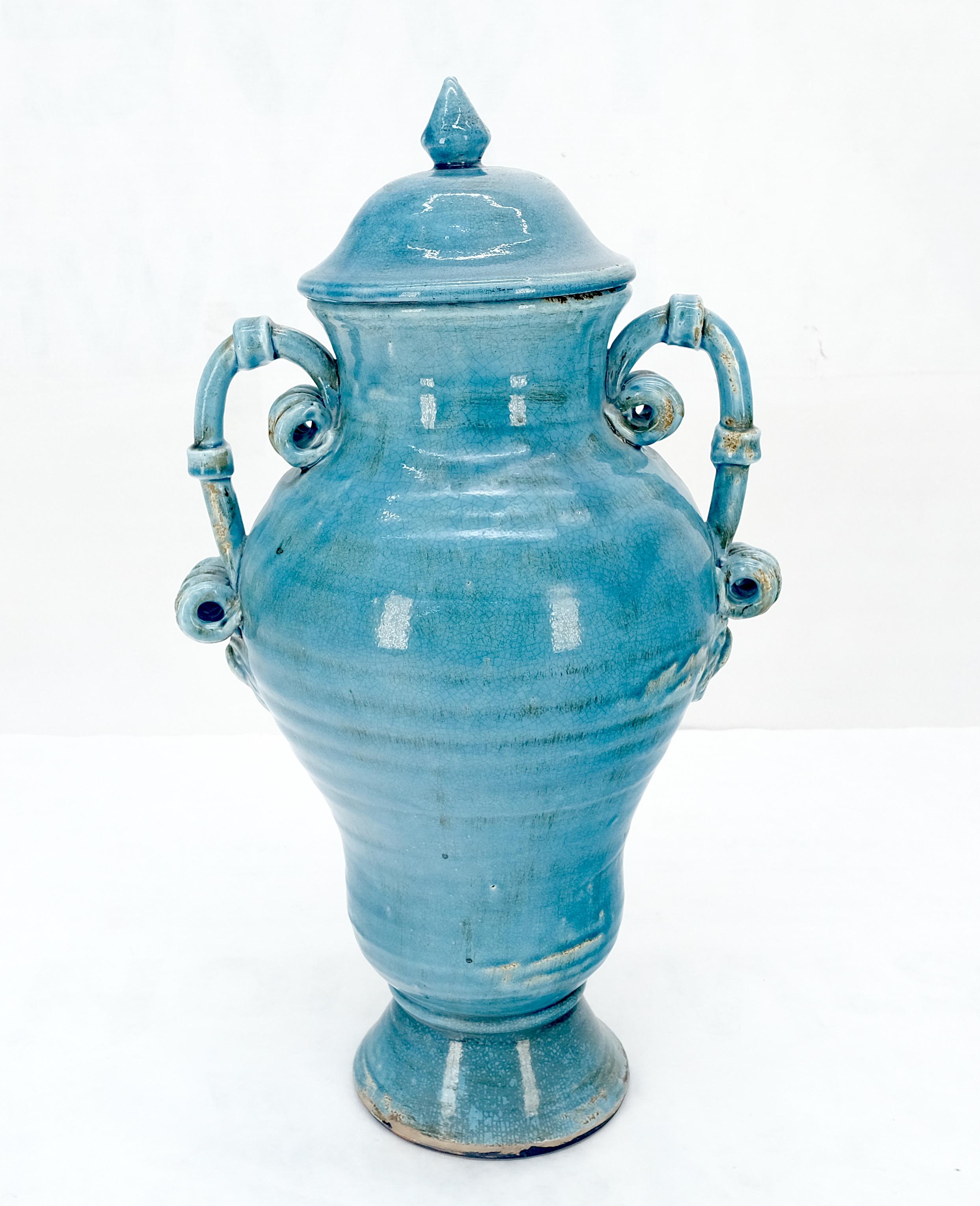 Grande vaso in stile urna in ceramica Burmantofts con smalto blu e coperchio, alto 24