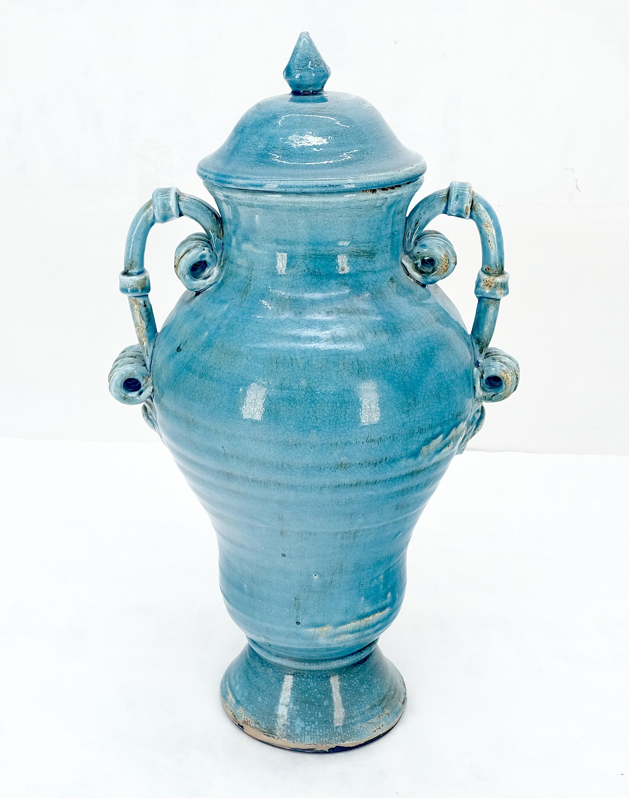 Inglese Grande vaso in stile urna in ceramica Burmantofts con smalto blu e coperchio, alto 24