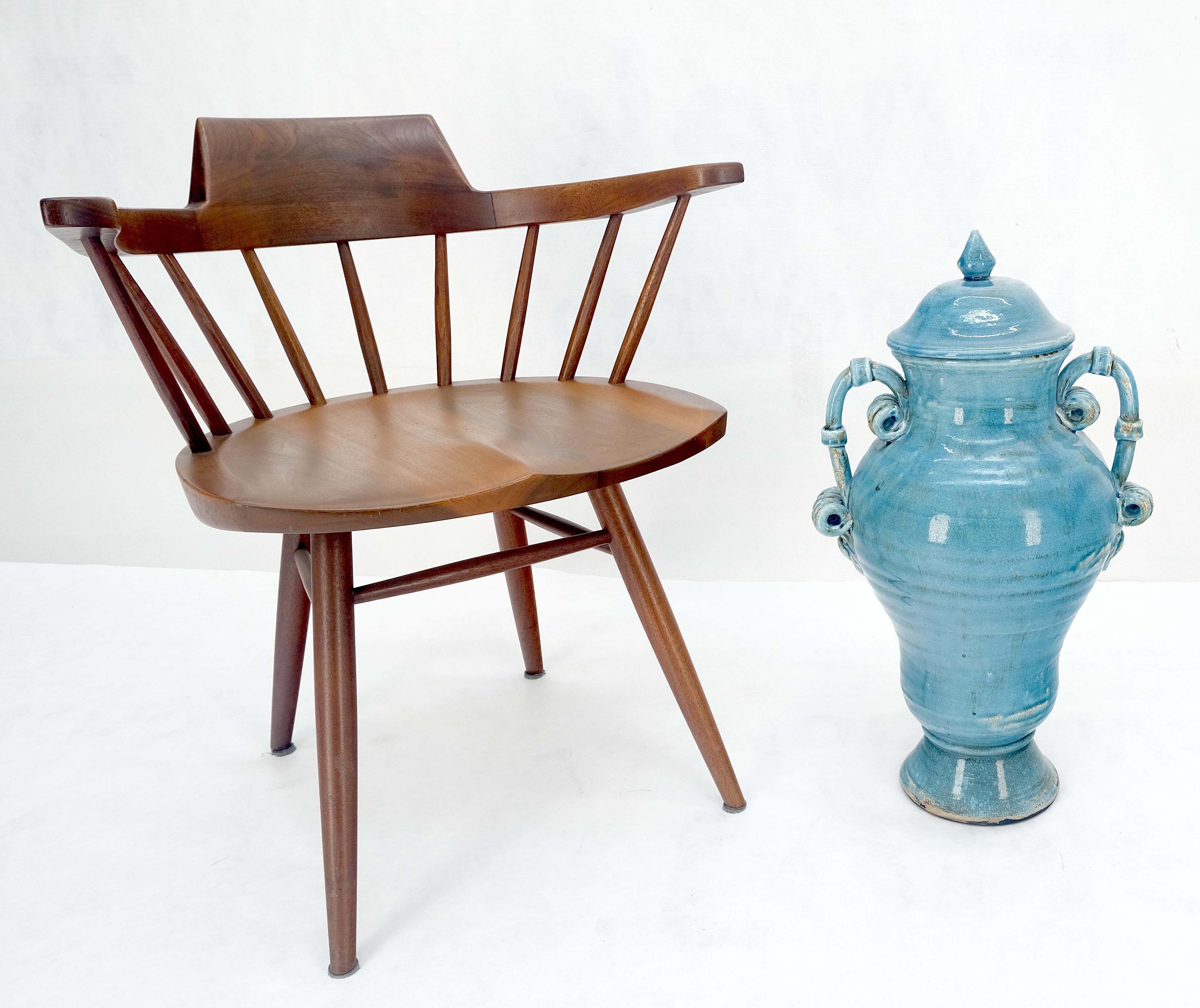 Smaltato Grande vaso in stile urna in ceramica Burmantofts con smalto blu e coperchio, alto 24