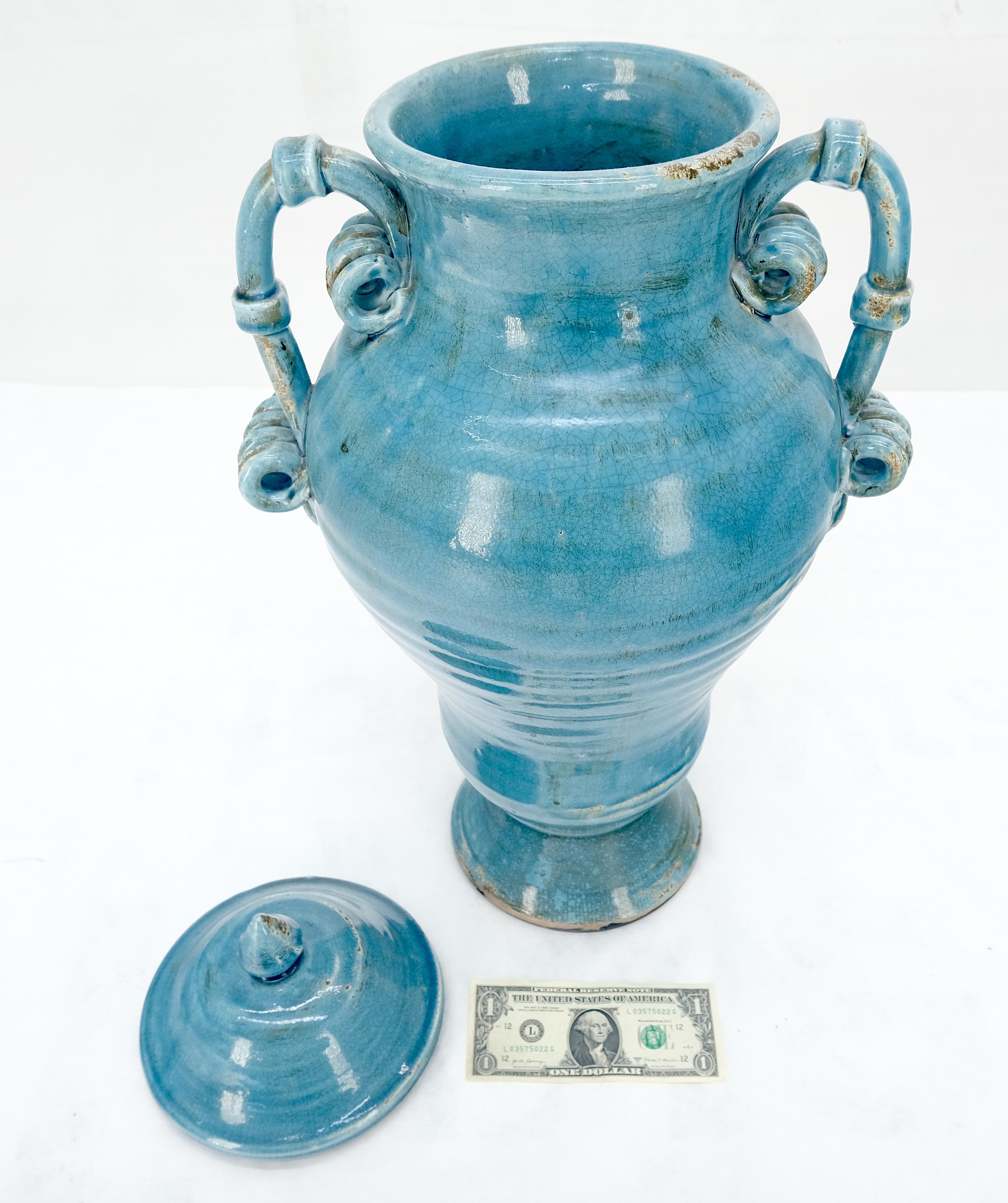 XX secolo Grande vaso in stile urna in ceramica Burmantofts con smalto blu e coperchio, alto 24