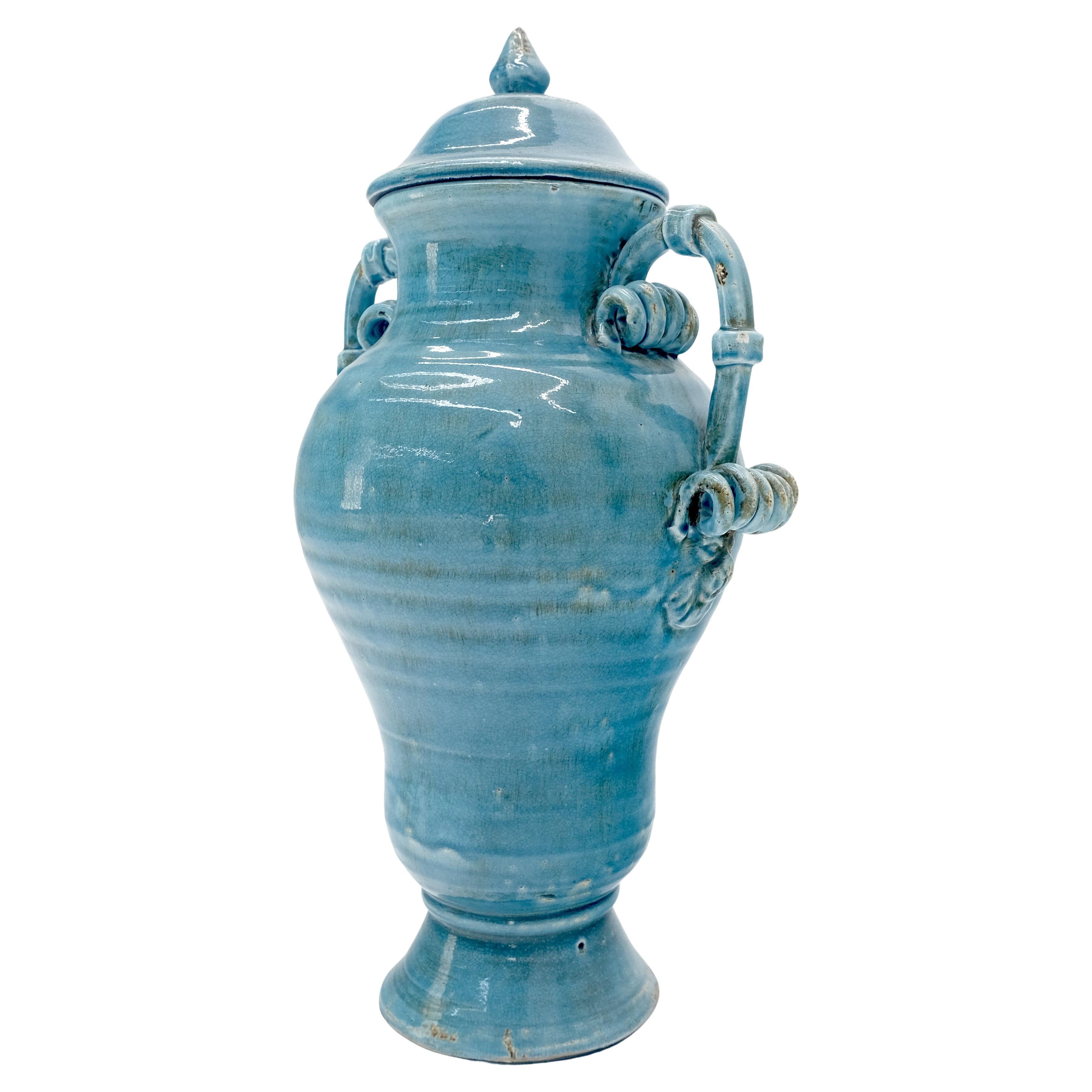 Grande vaso in stile urna in ceramica Burmantofts con smalto blu e coperchio, alto 24".