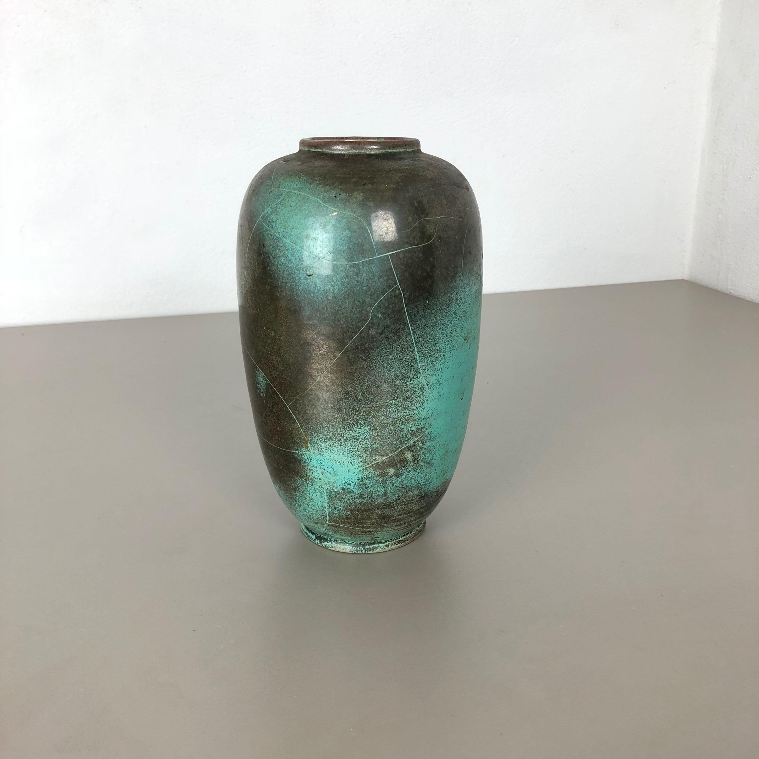 Article:

Ceramic stoneware vase


Designer and producer:

Richard Uhlemeyer (born October 3, 1900 in Göttingen, November 4, 1954, according to other information November 7, 1954, in Hannover) was a German craftsman, entrepreneur and from 1949-1954