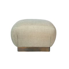 Pouff ottomano grande 25" x 25" con base in ottone invecchiato di Marge Carson