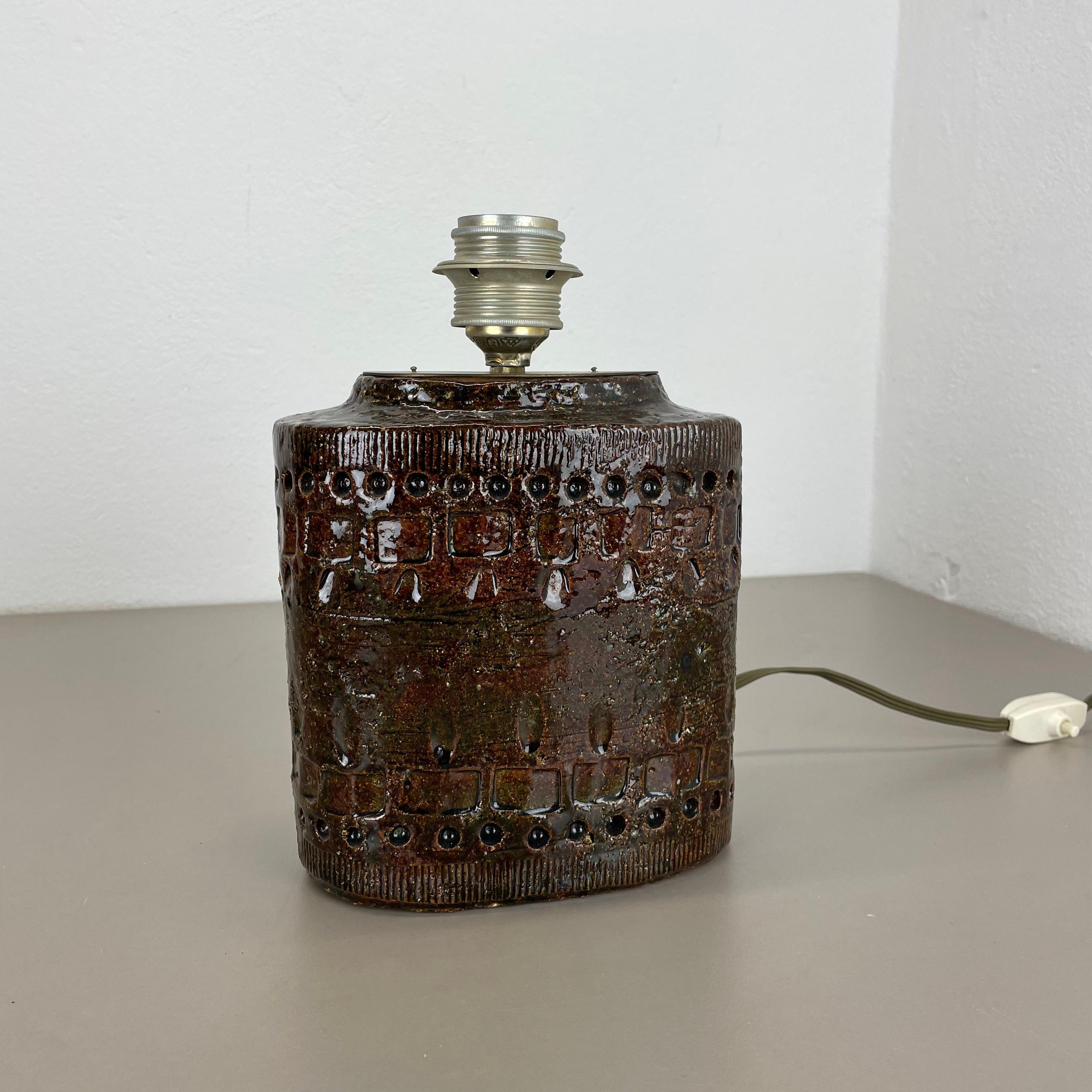 Article :

Base de lampe de table en céramique


Producteur :

attribuée à Bitossi, Italie



Décennie :

1970s



Cette base de lampe en céramique vintage originale a été produite par BITOSSI (attribuée) en Italie.
dans les années 1970. Il est