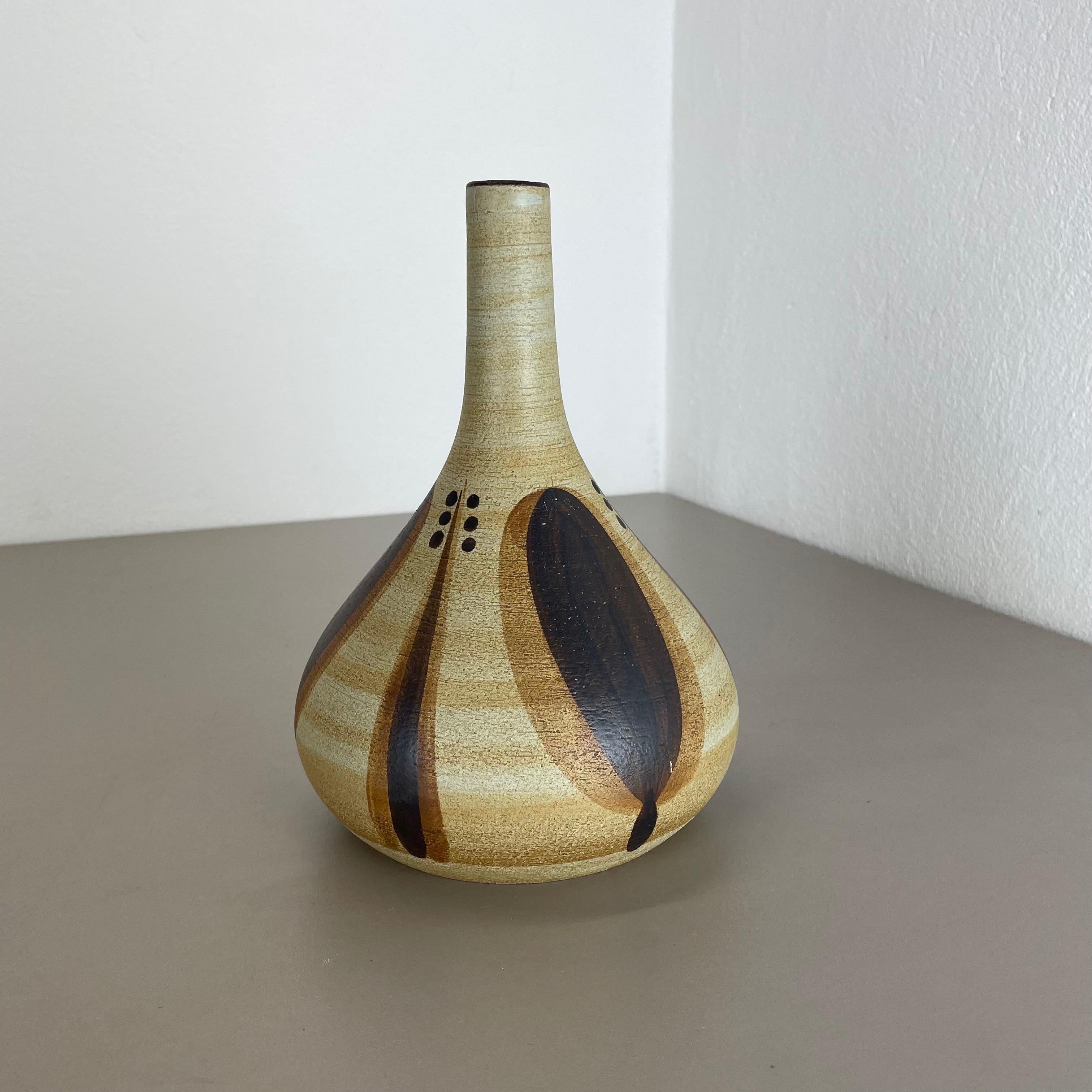 Article:

Op art element vase with abstract floral illustrations


Origin:

Germany


Produder:

Sgrafo Modern


Design:

Peter Müler


Material:

Pottery stoneware


Age:

1970s






Original 1970s sculptural op