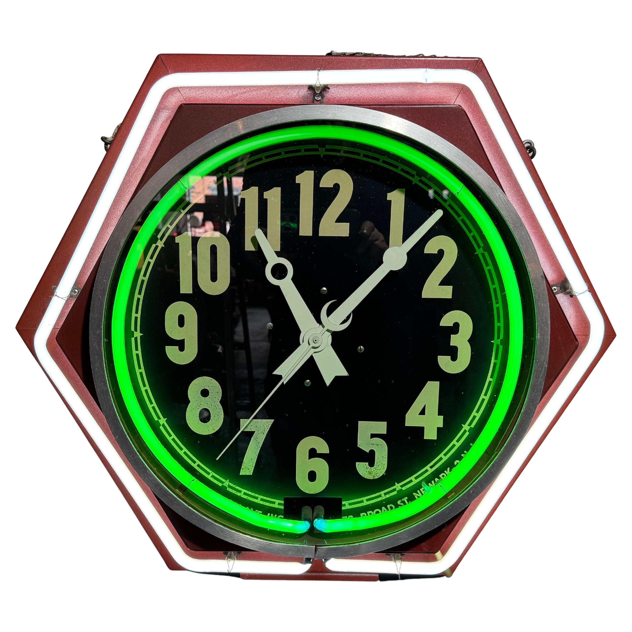 Grand 26" x  Horloge néon hexagonale bicolore Art déco 26" par  EXPOSITION DE NEON INC.