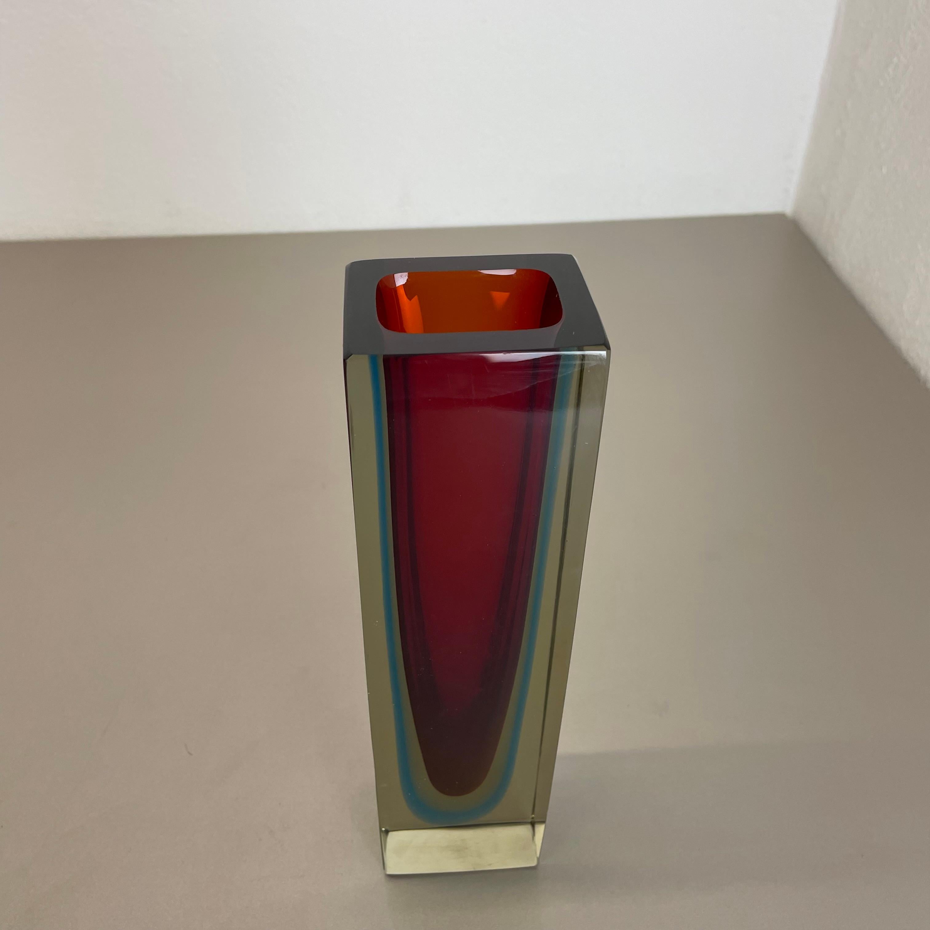 Mid-Century Modern Grand vase cubique de 26 cm et 2 kg en verre Murano Glass Sommerso Attr. de Flavio Poli, Italie, 1970 en vente