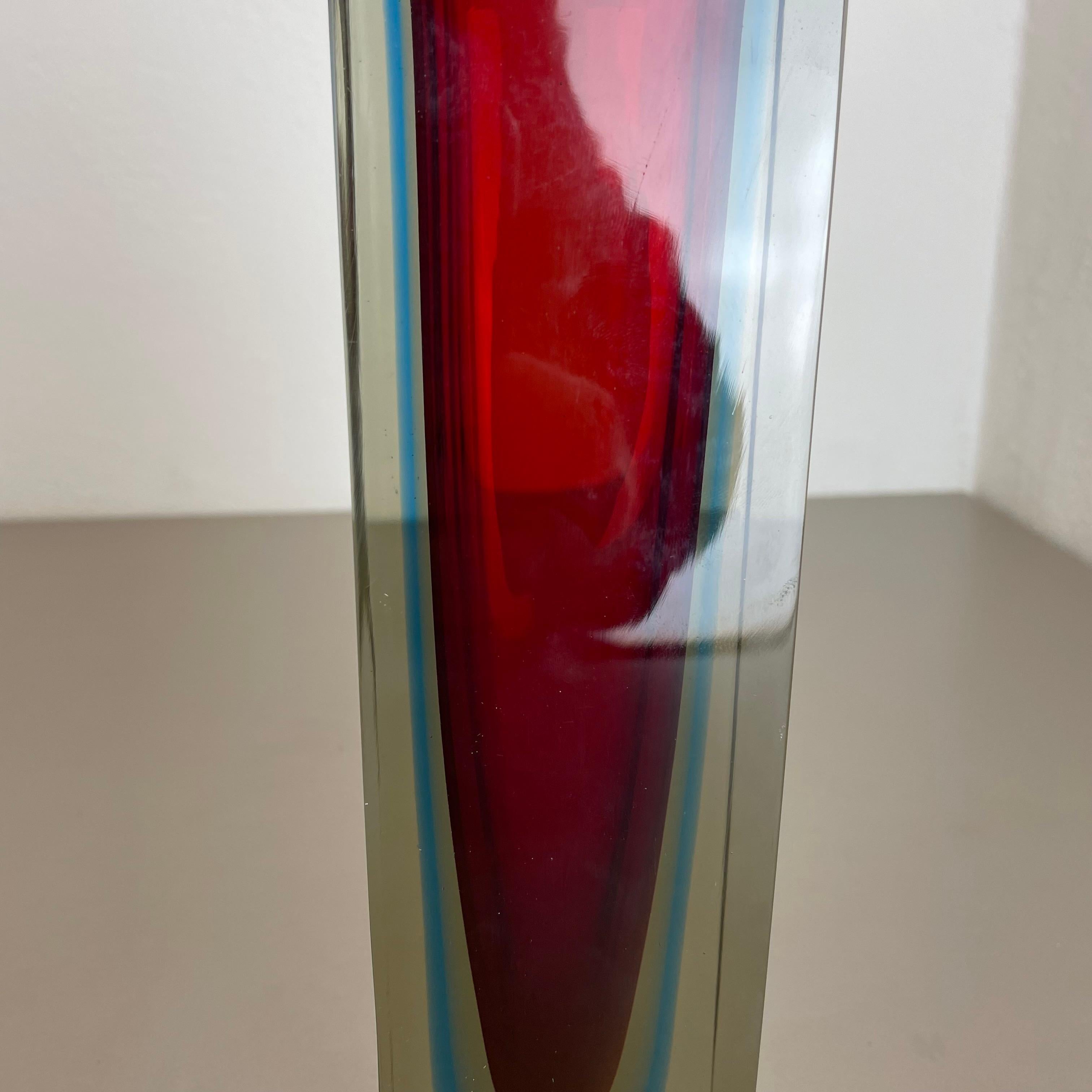 italien Grand vase cubique de 26 cm et 2 kg en verre Murano Glass Sommerso Attr. de Flavio Poli, Italie, 1970 en vente