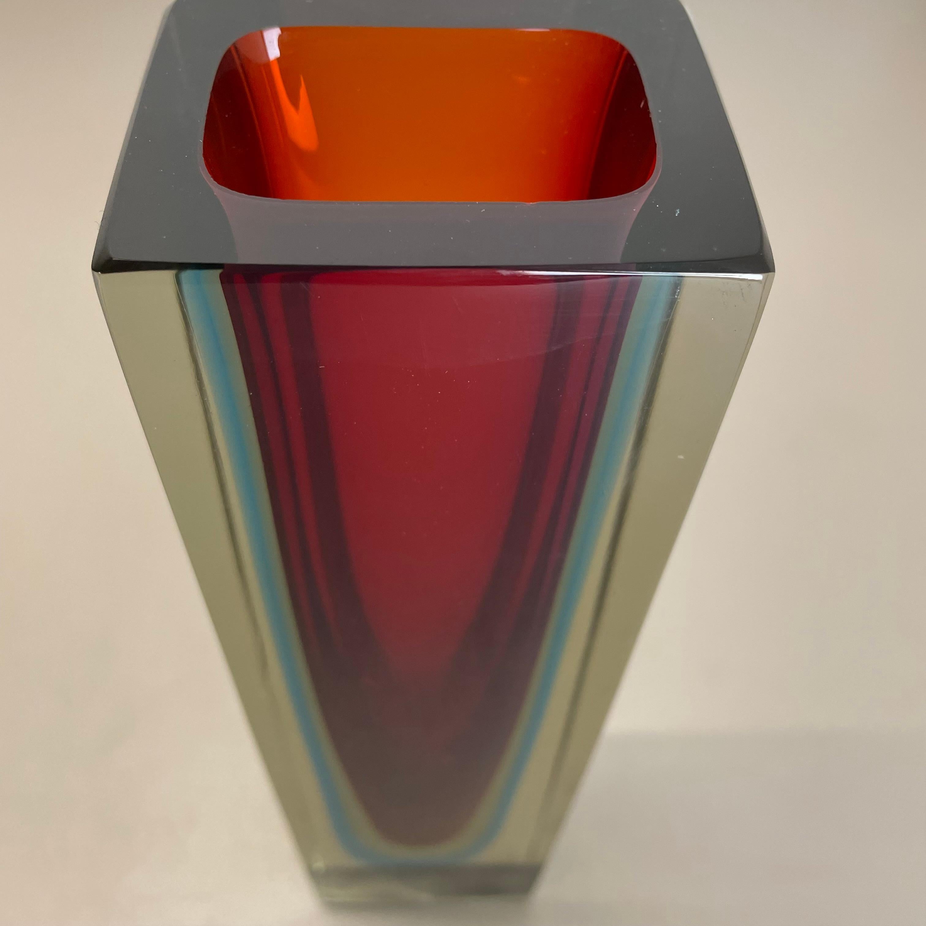 große 26cm 2kg Murano Glass Sommerso Würfelvase Flavio Poli Attr., Italien, 1970 (Muranoglas) im Angebot