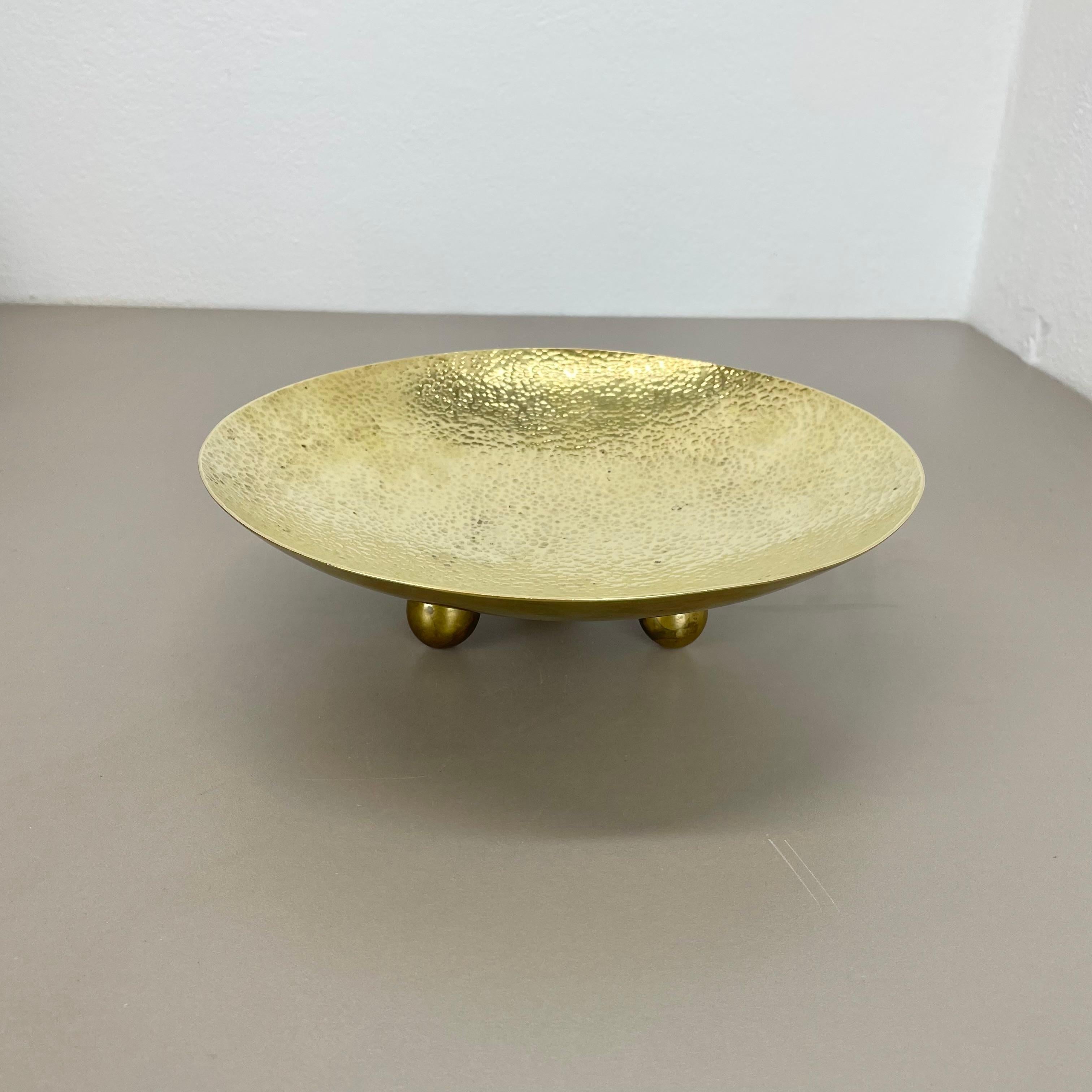 Artikel:

Schalenplattenelement aus Messing


Herkunft:

Österreich


MATERIAL:

Messing




Wunderschönes Metallelement Muschelplatte, hergestellt in Österreich in den 1950er Jahren. Hochwertige 1950er Autrian handgefertigte Herstellung aus