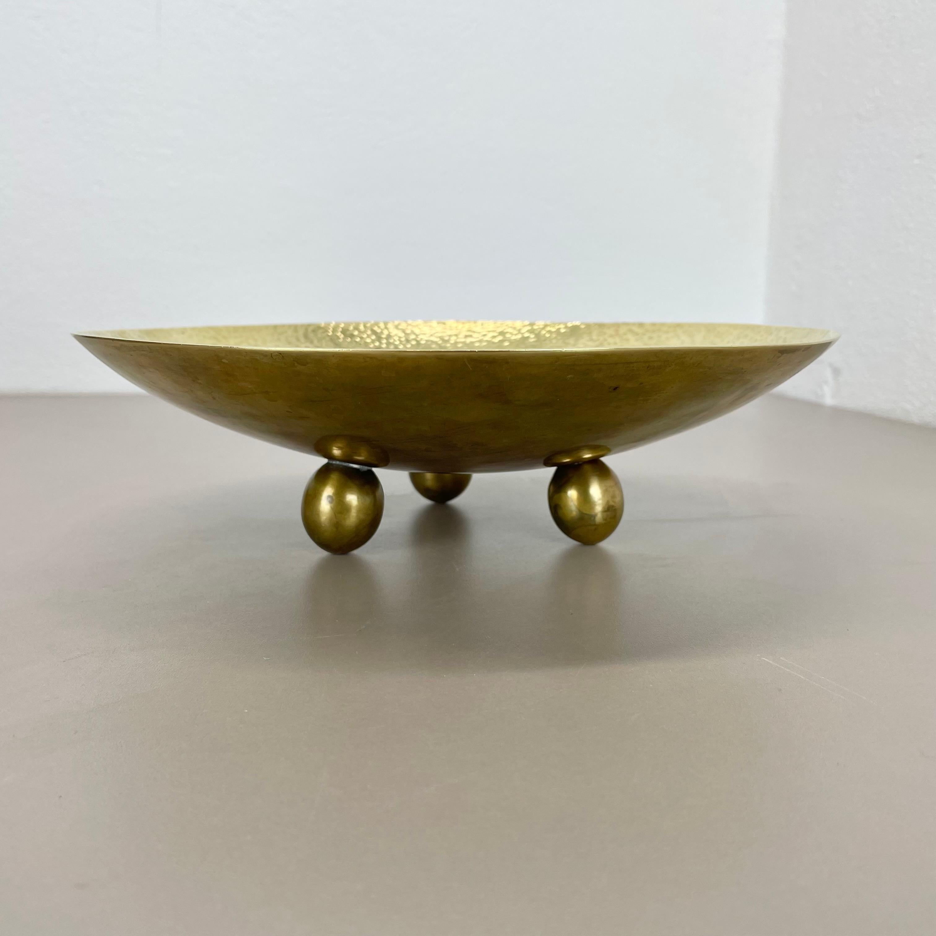 Großes 27cm Messing handgefertigtes Muschelplatten-Schreibtischelement im Auböck-Stil, Österreich, 1950er Jahre (Moderne der Mitte des Jahrhunderts) im Angebot
