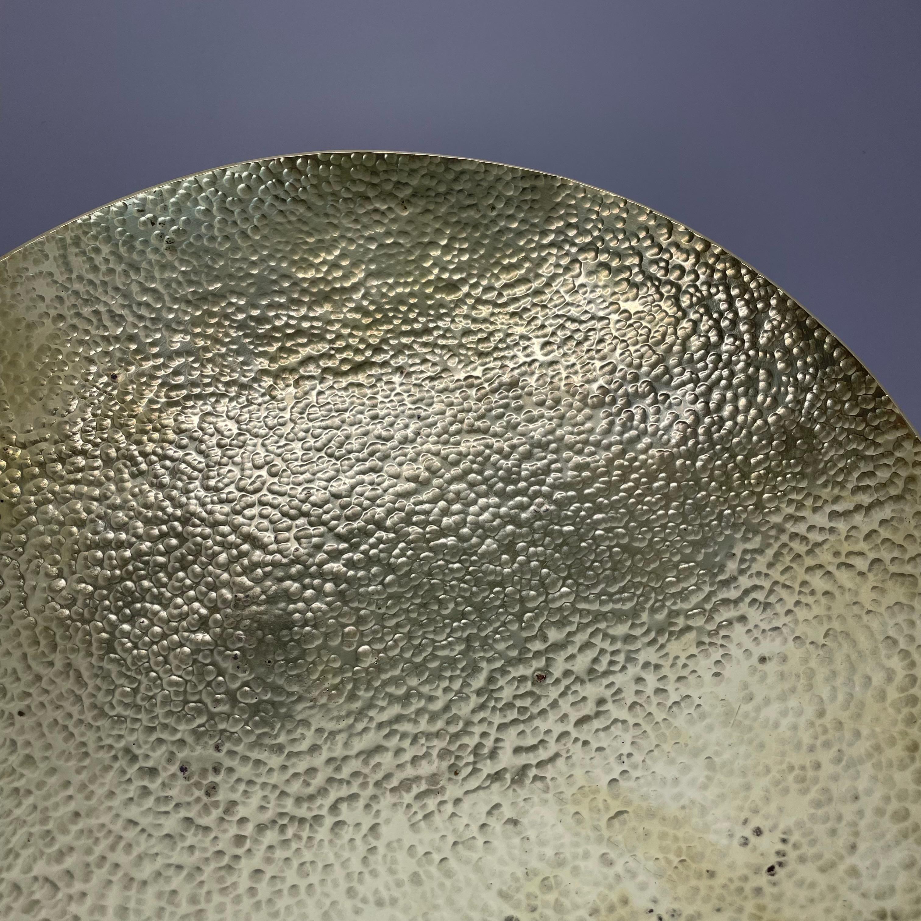 Großes 27cm Messing handgefertigtes Muschelplatten-Schreibtischelement im Auböck-Stil, Österreich, 1950er Jahre (20. Jahrhundert) im Angebot