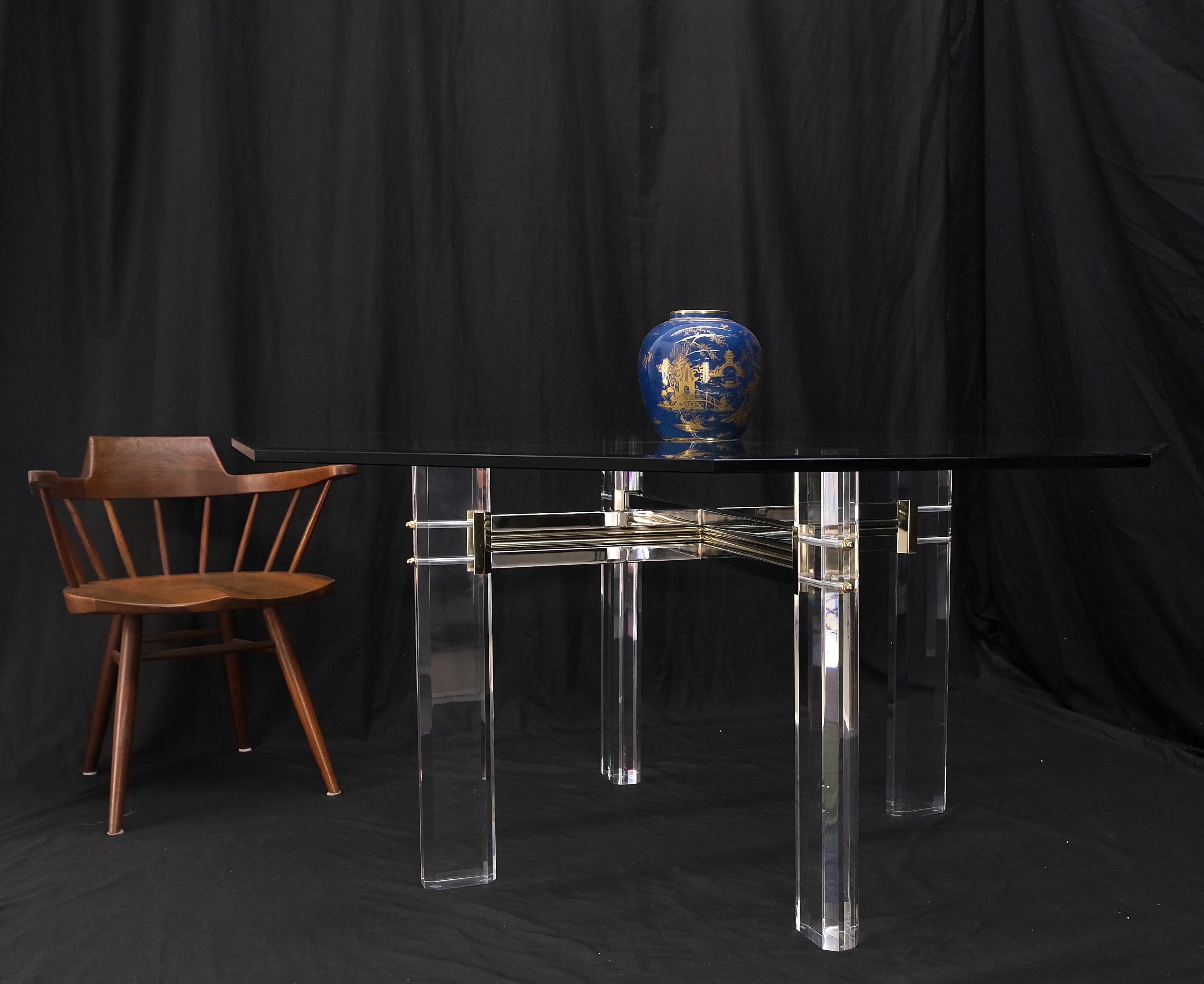 Laiton Grande table de conférence de forme octogonale à plateau en verre de 3/4 po avec base en lucite MINT ! en vente