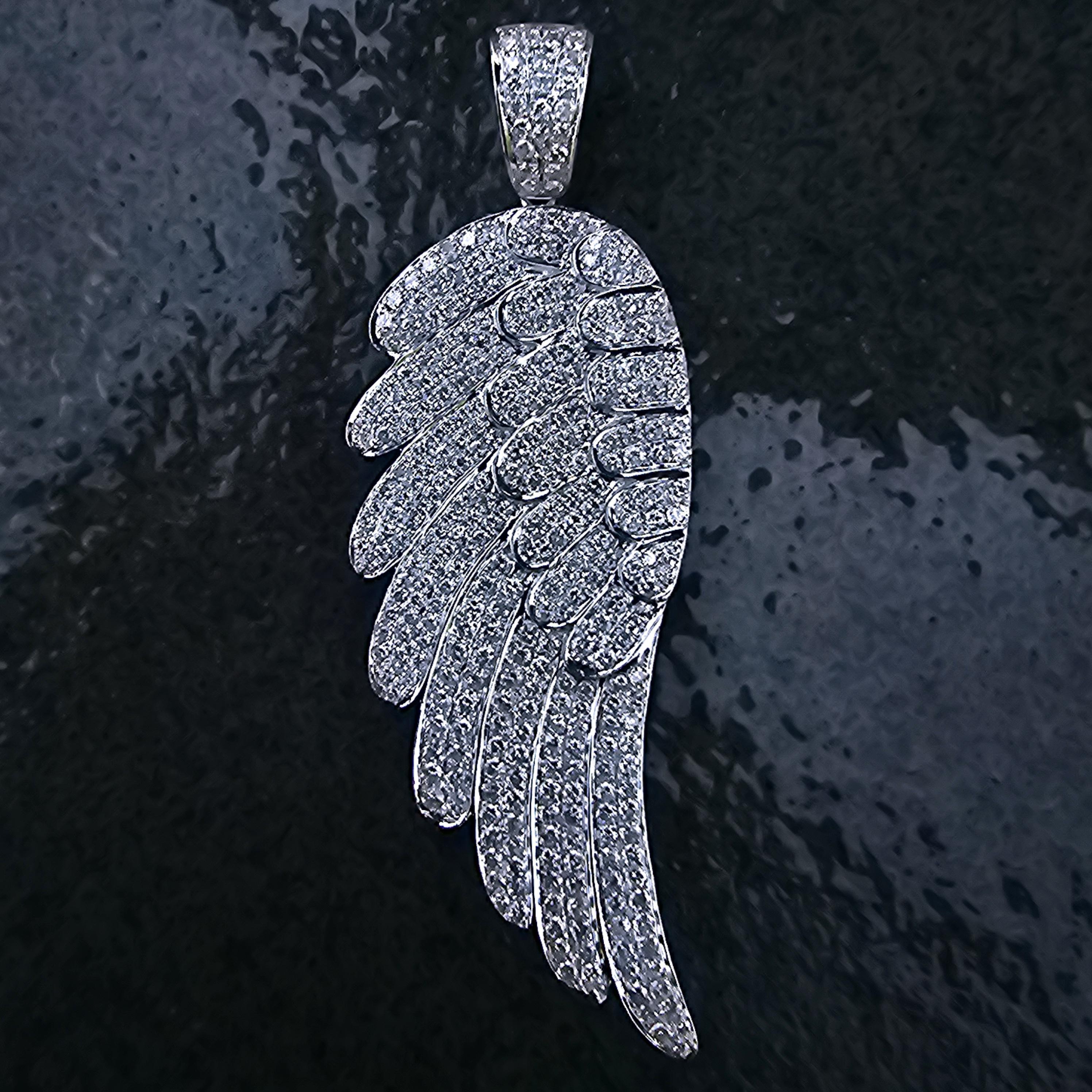 Diese exquisite, einzigartige Anhänger-Halskette ist ein fesselndes Stück für jeden Schmuckliebhaber. Der aus 14 Karat Weißgold gefertigte Anhänger hat die Form eines Engelsflügels und ist mit runden weißen Diamanten besetzt. Das Gesamtkaratgewicht