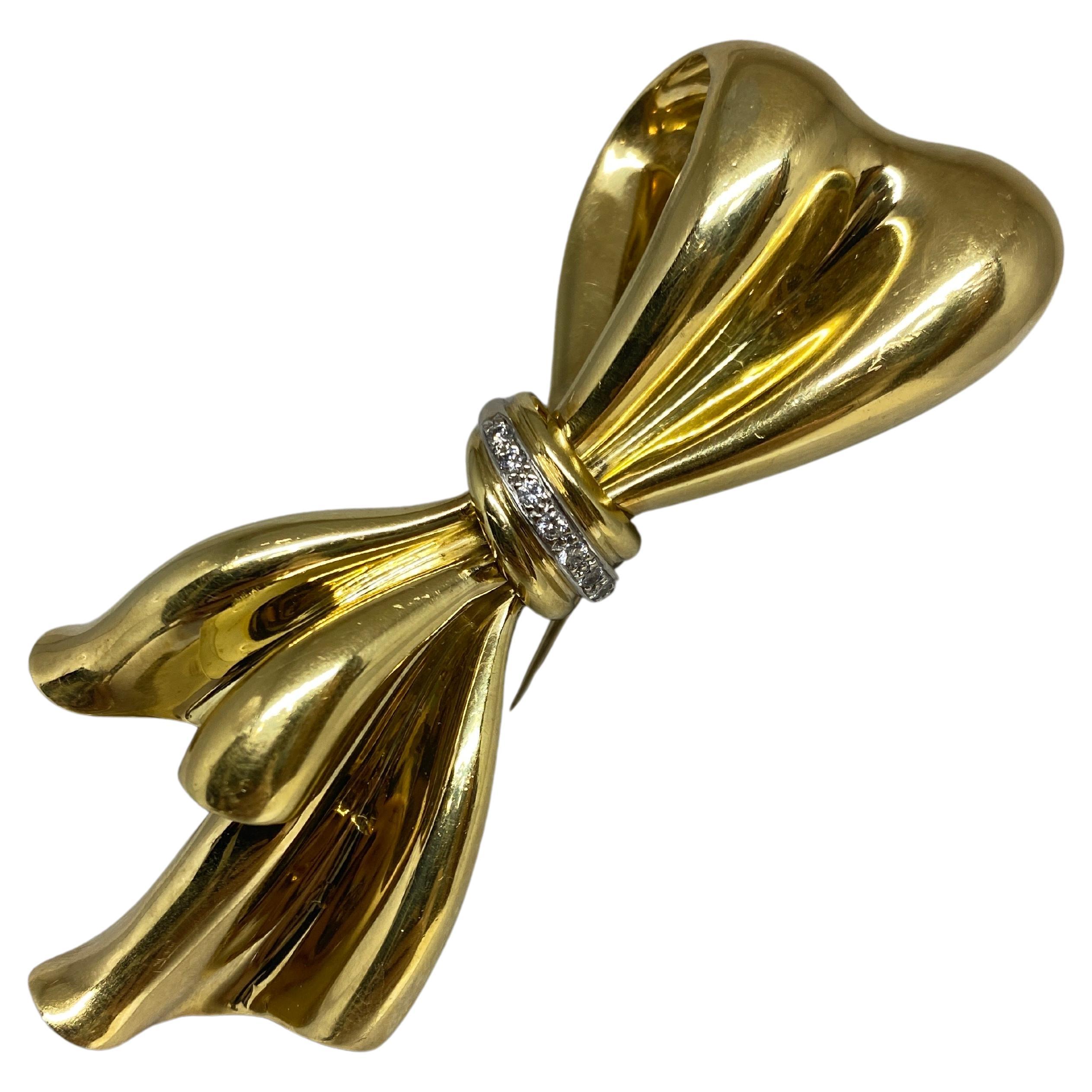 Grande broche italienne en or jaune 18 carats avec nœud de diamant et ruban croisé de 3 pouces