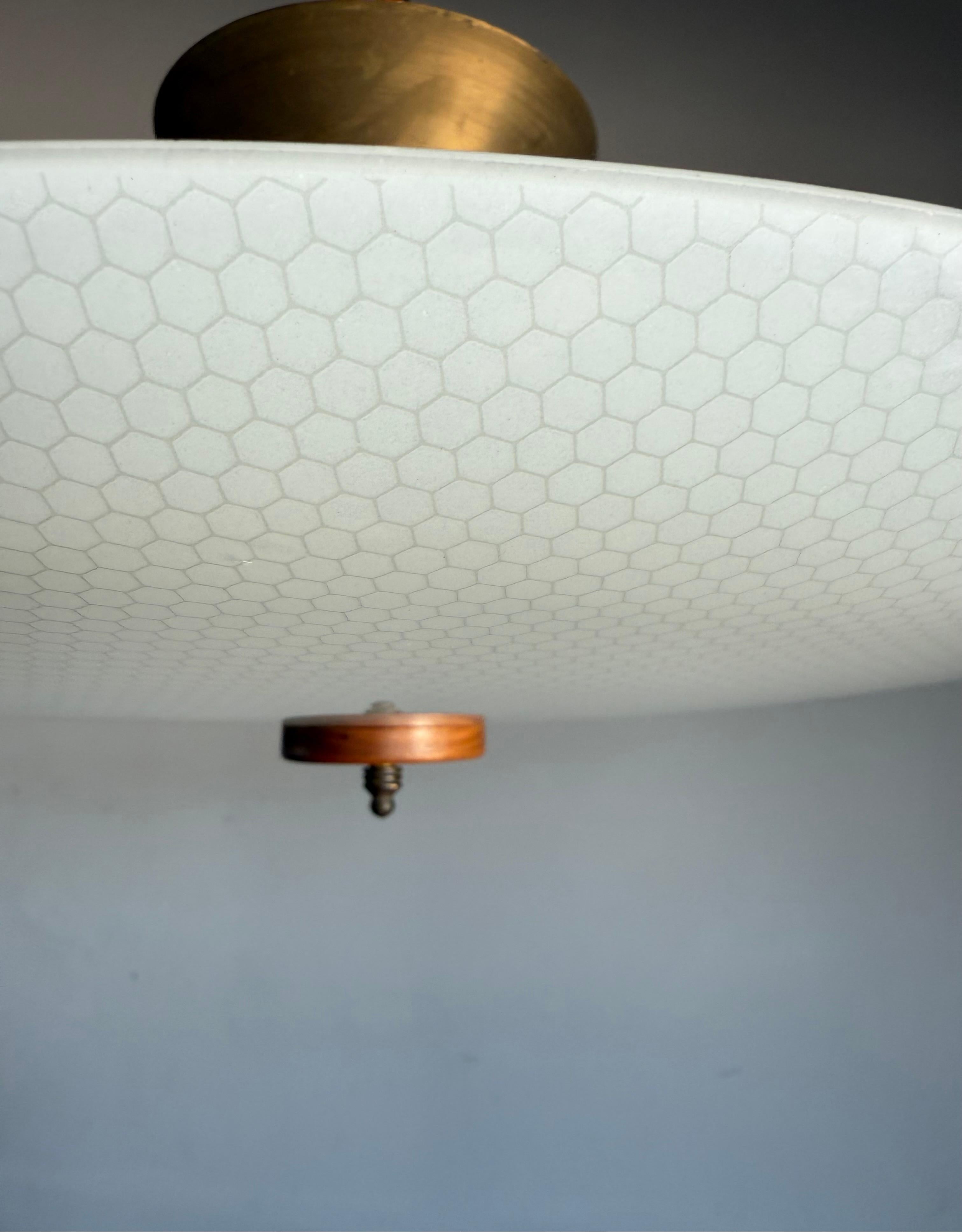 Große 3-Licht Midcentury Modern Honeycomb Struktur Glas Flush Mount w Teakholz im Angebot 3