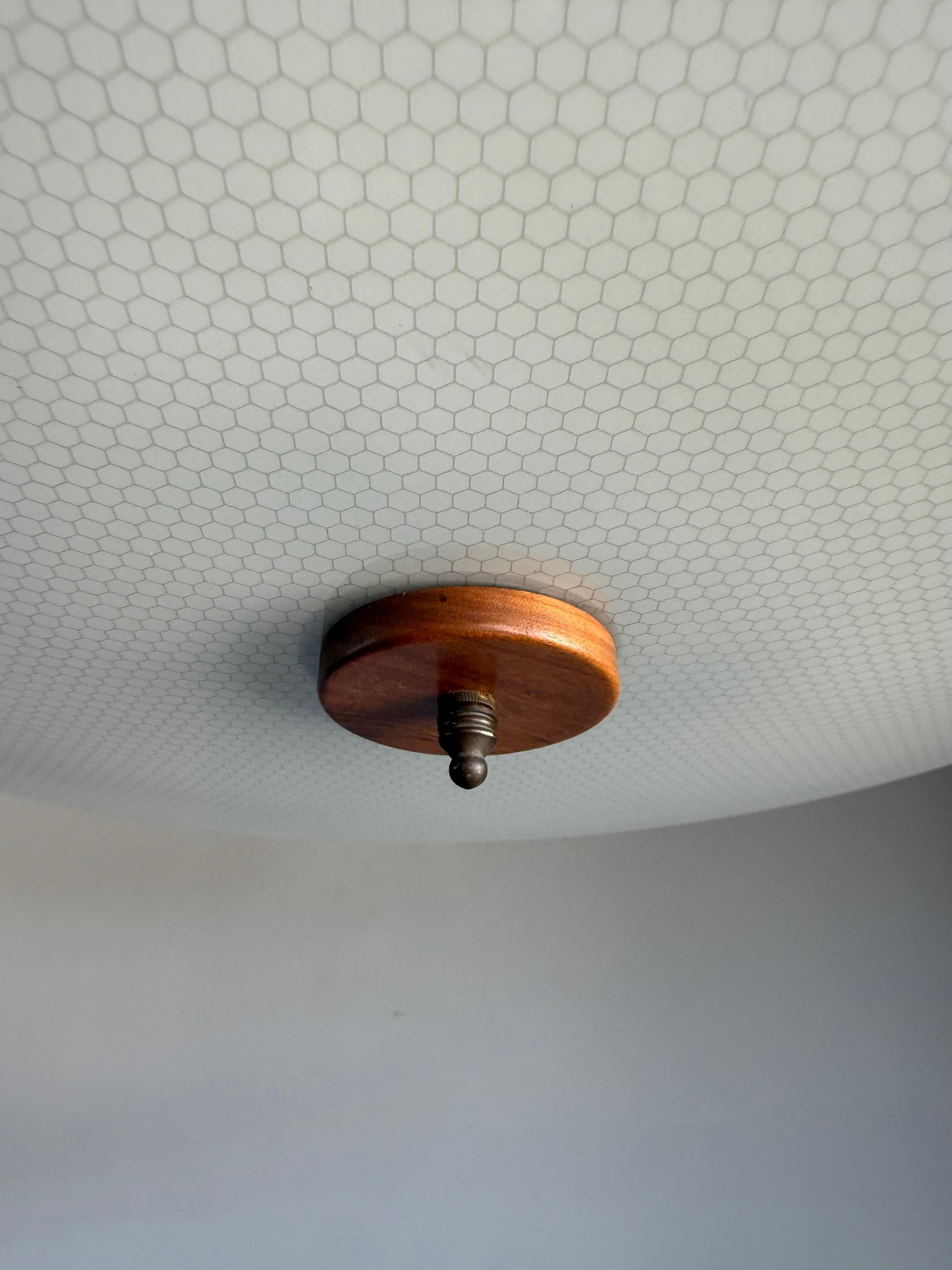 Große 3-Licht Midcentury Modern Honeycomb Struktur Glas Flush Mount w Teakholz im Angebot 4