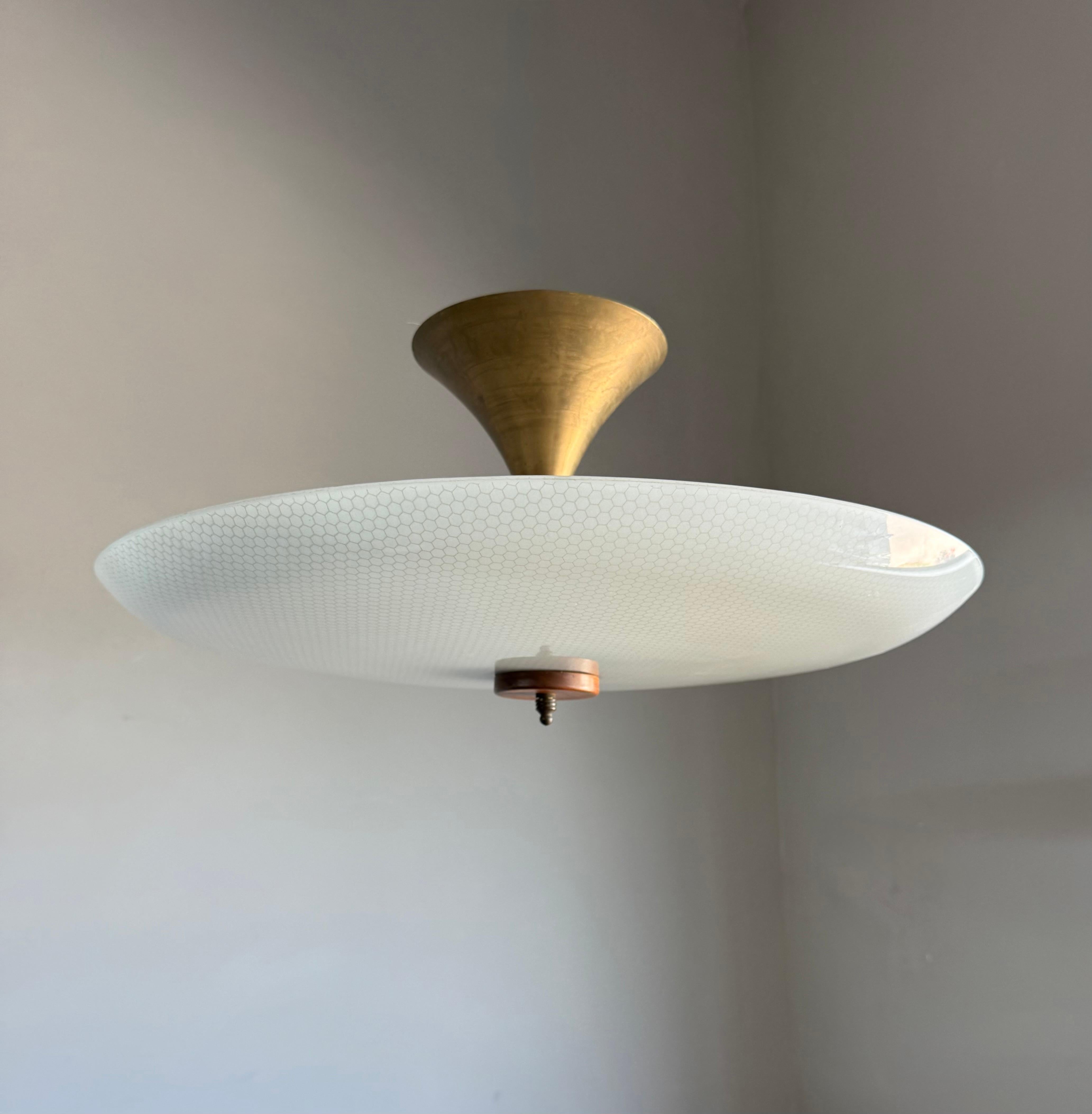 Große 3-Licht Midcentury Modern Honeycomb Struktur Glas Flush Mount w Teakholz im Angebot 5