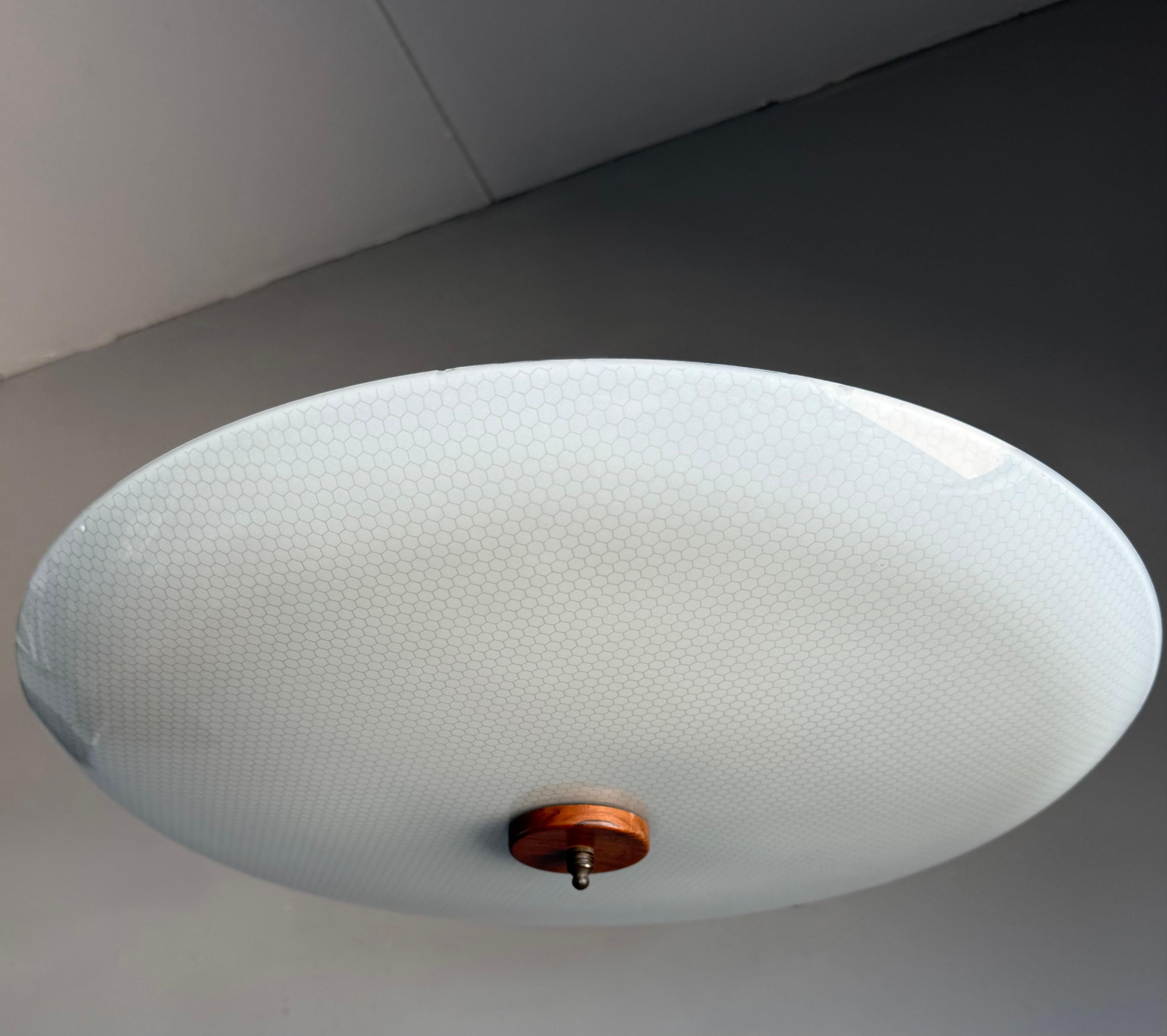 Große 3-Licht Midcentury Modern Honeycomb Struktur Glas Flush Mount w Teakholz im Angebot 6