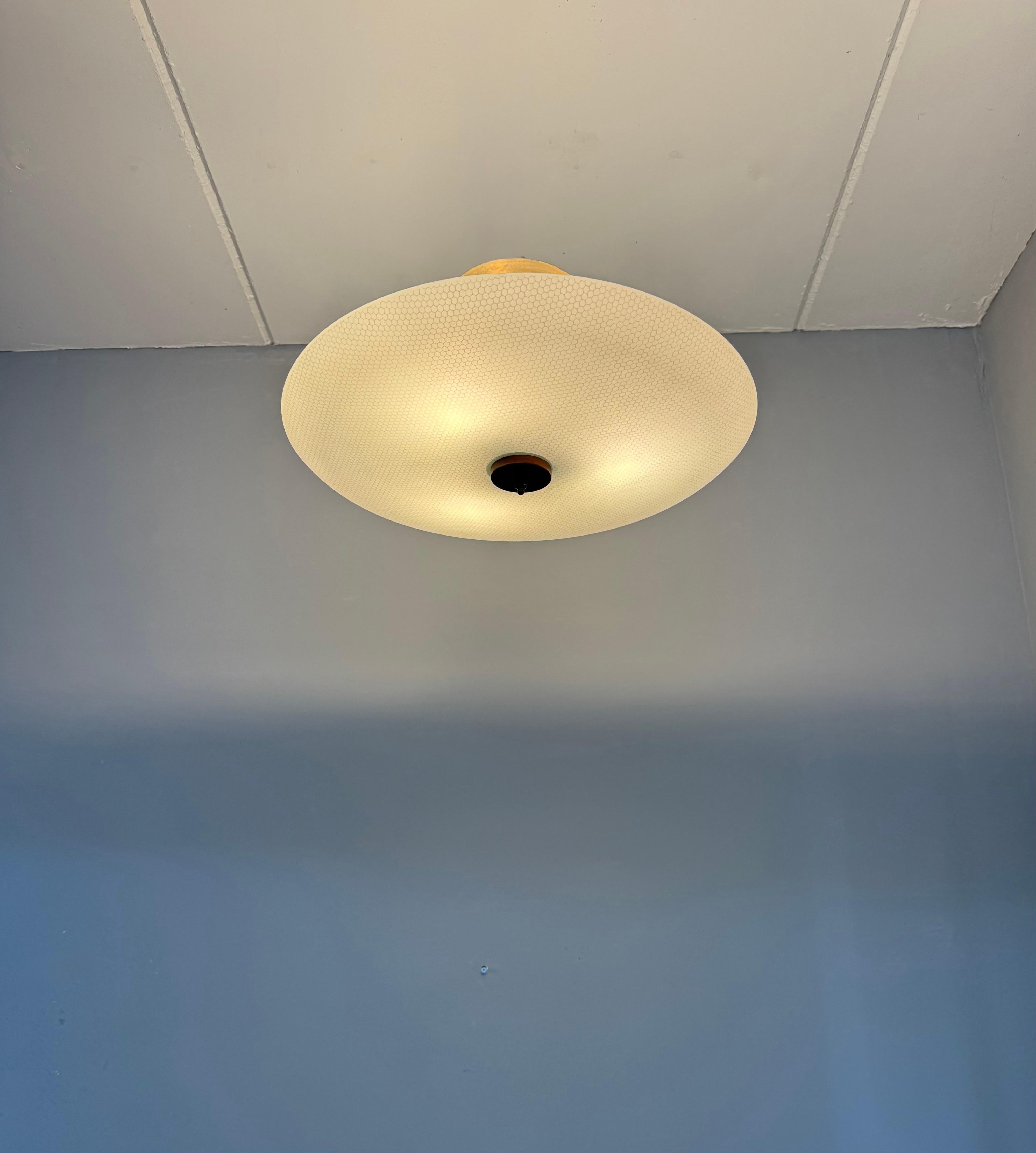 Große 3-Licht Midcentury Modern Honeycomb Struktur Glas Flush Mount w Teakholz im Angebot 7