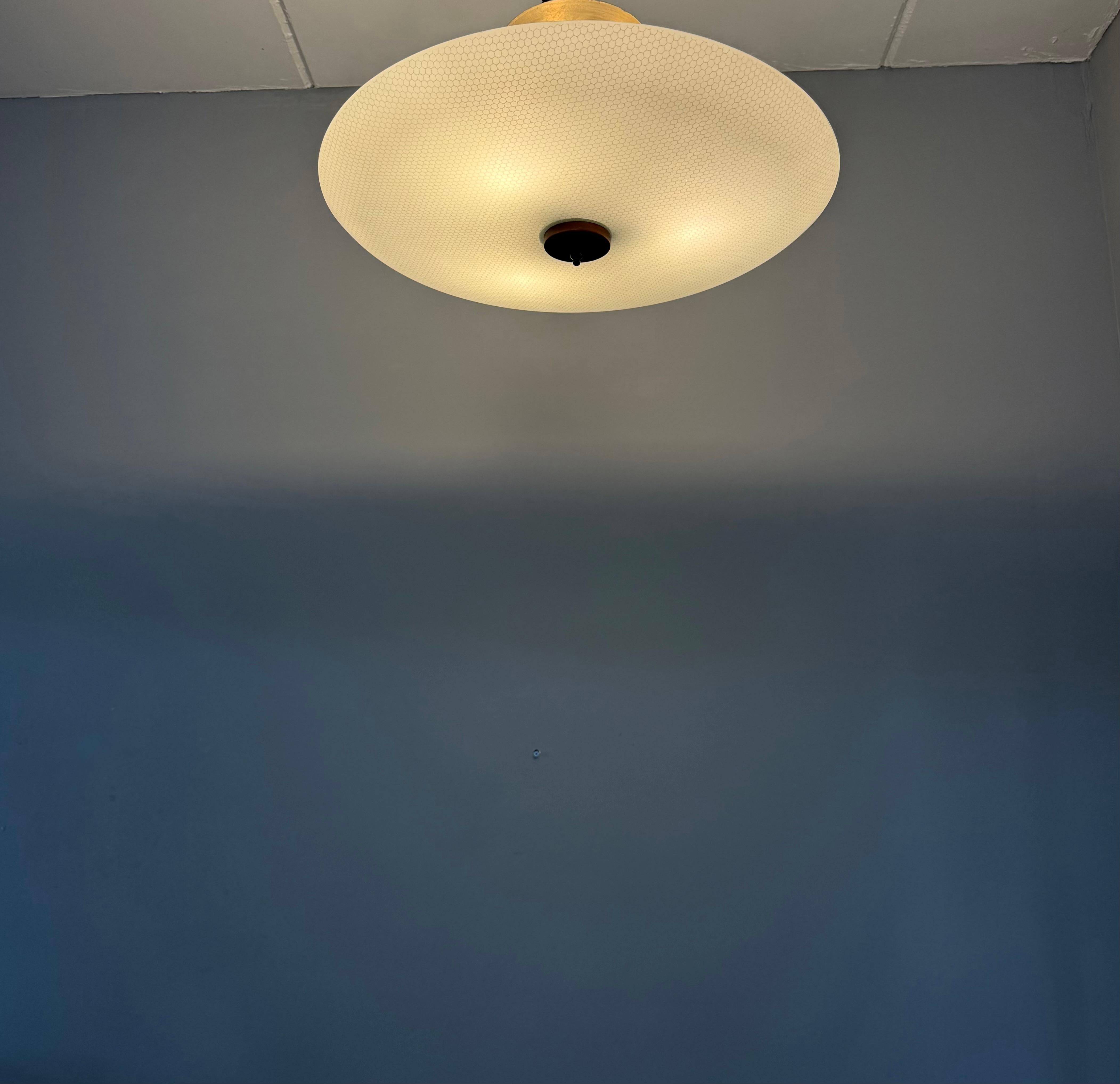 Große 3-Licht Midcentury Modern Honeycomb Struktur Glas Flush Mount w Teakholz im Angebot 8