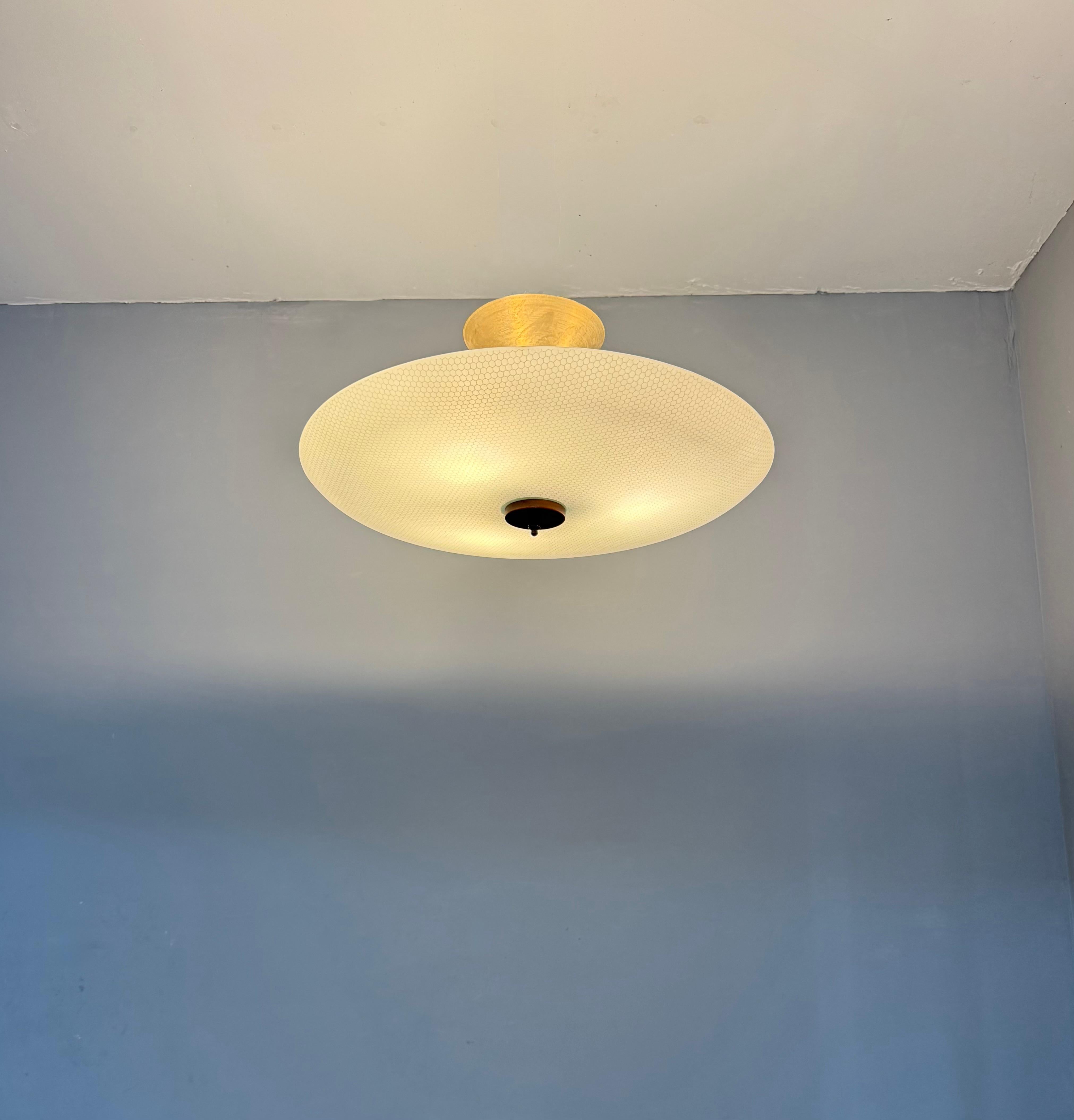 Große 3-Licht Midcentury Modern Honeycomb Struktur Glas Flush Mount w Teakholz im Angebot 9