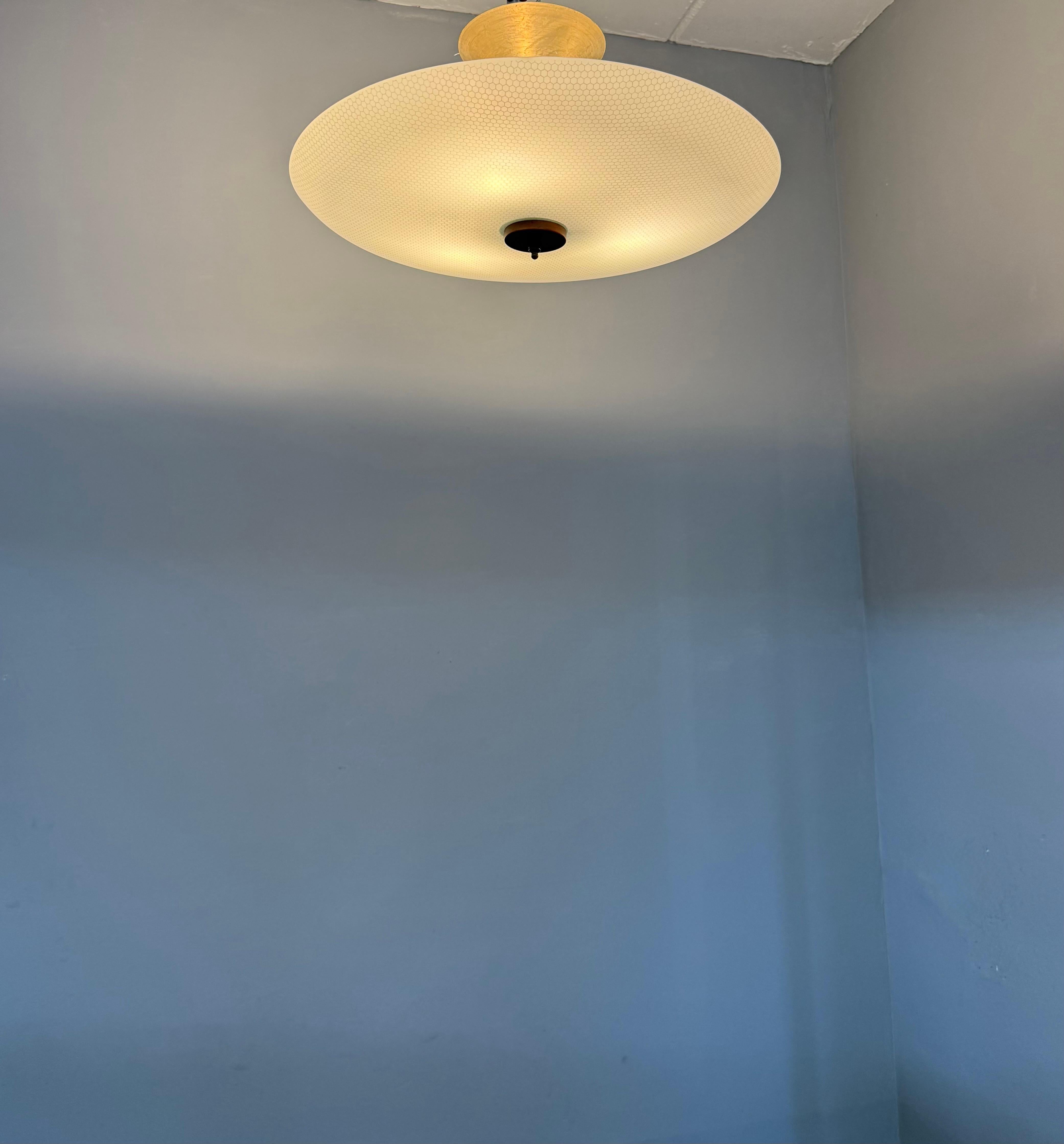 Große 3-Licht Midcentury Modern Honeycomb Struktur Glas Flush Mount w Teakholz im Angebot 10