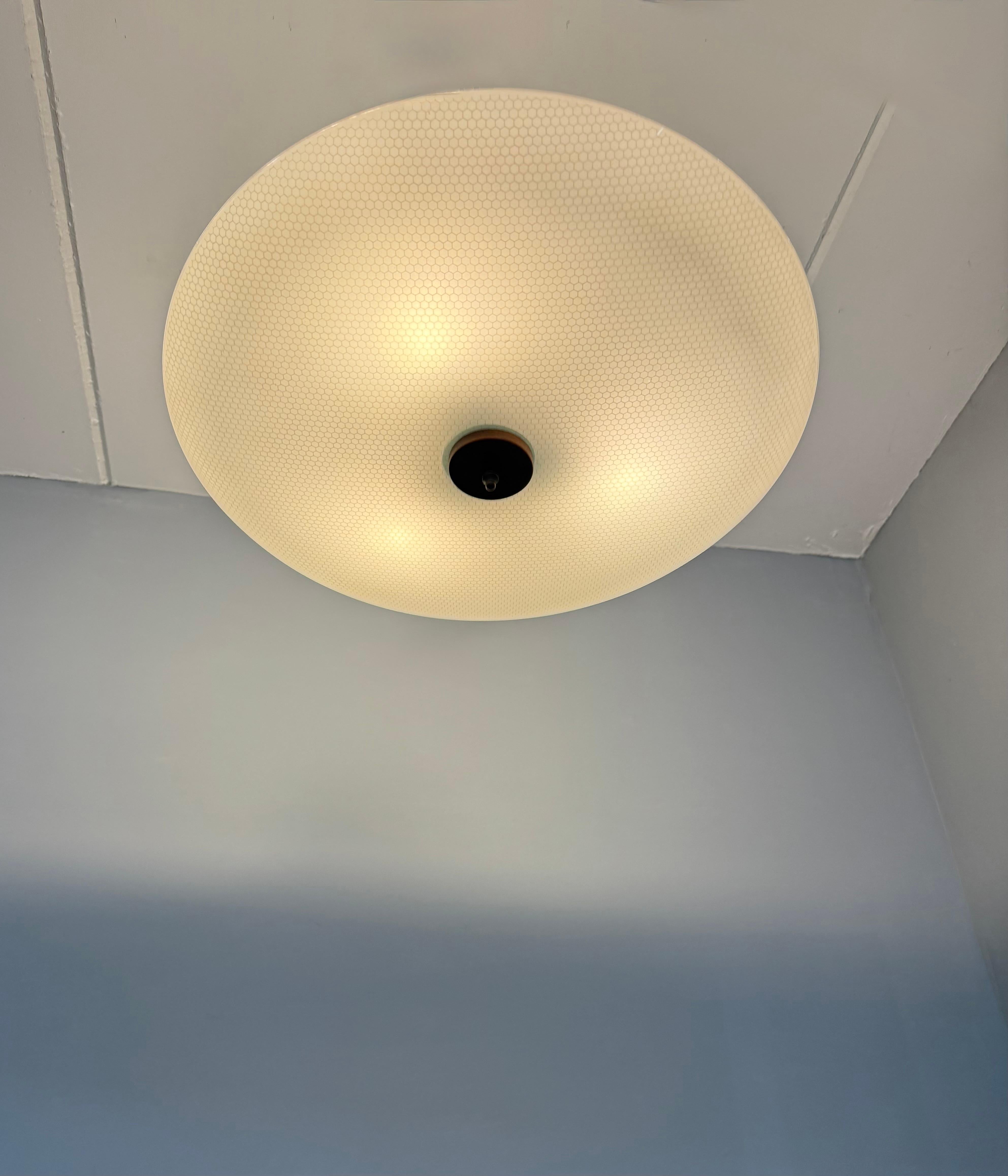 Große 3-Licht Midcentury Modern Honeycomb Struktur Glas Flush Mount w Teakholz im Angebot 11