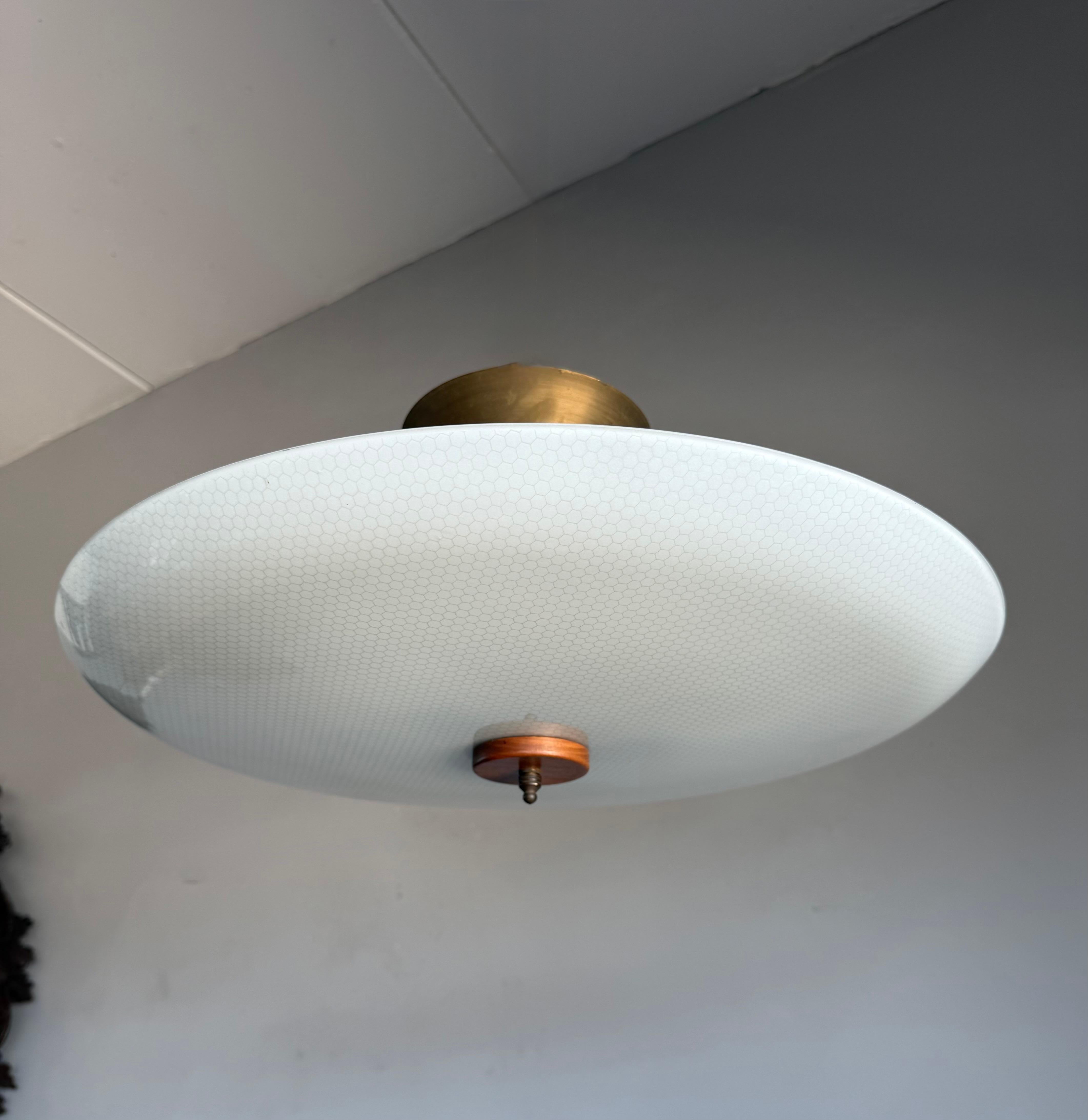 Tolle Mid-Century Modern-Deckenleuchte mit einem Teakholz-Finial und einem Baldachin aus Messing sowie einem Wabenmuster auf dem Glasschirm.

Diese flache, dreiflammige Unterputzleuchte im Vintage-Stil hat ein schönes Aussehen und einen guten