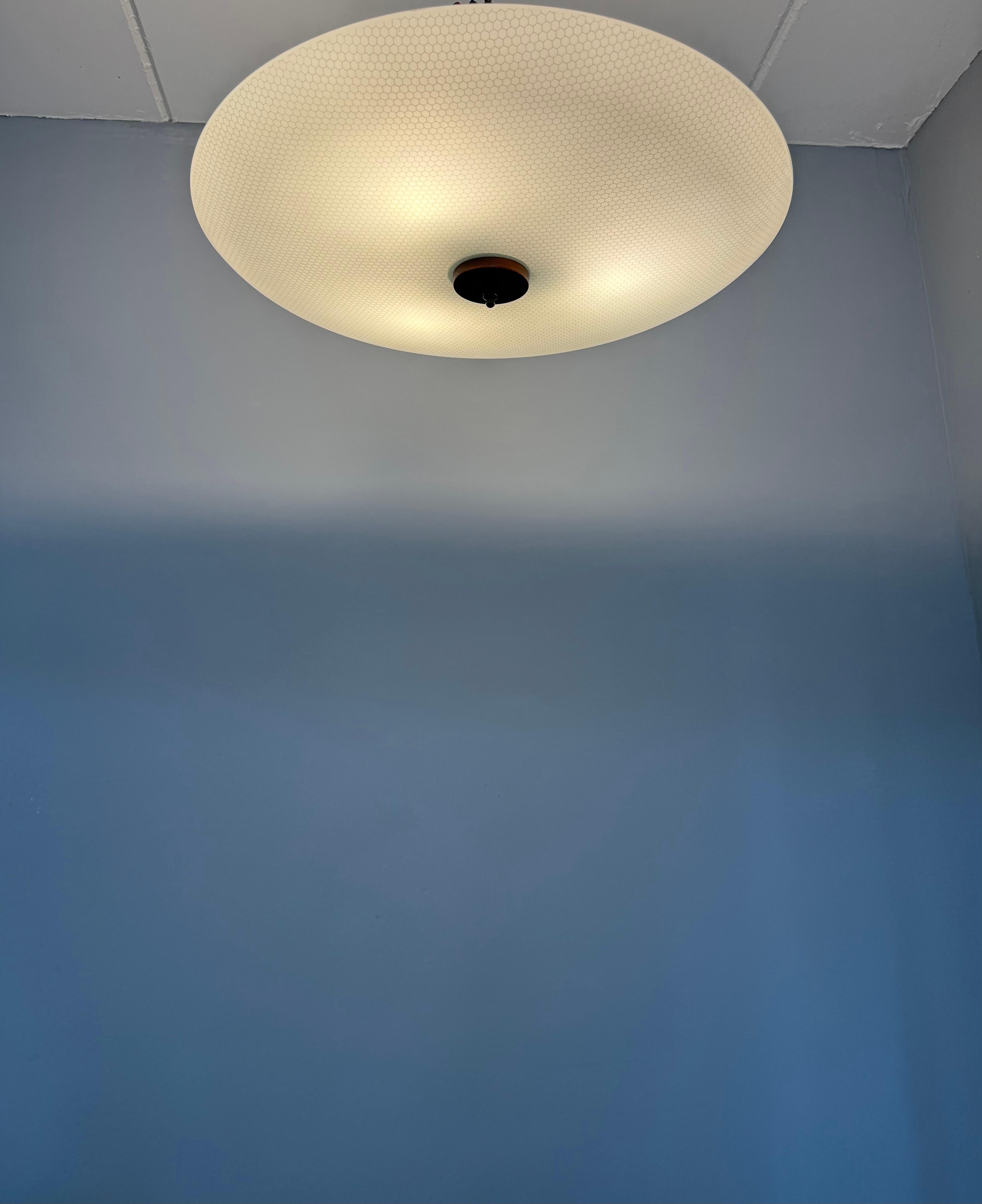 Große 3-Licht Midcentury Modern Honeycomb Struktur Glas Flush Mount w Teakholz im Angebot 12