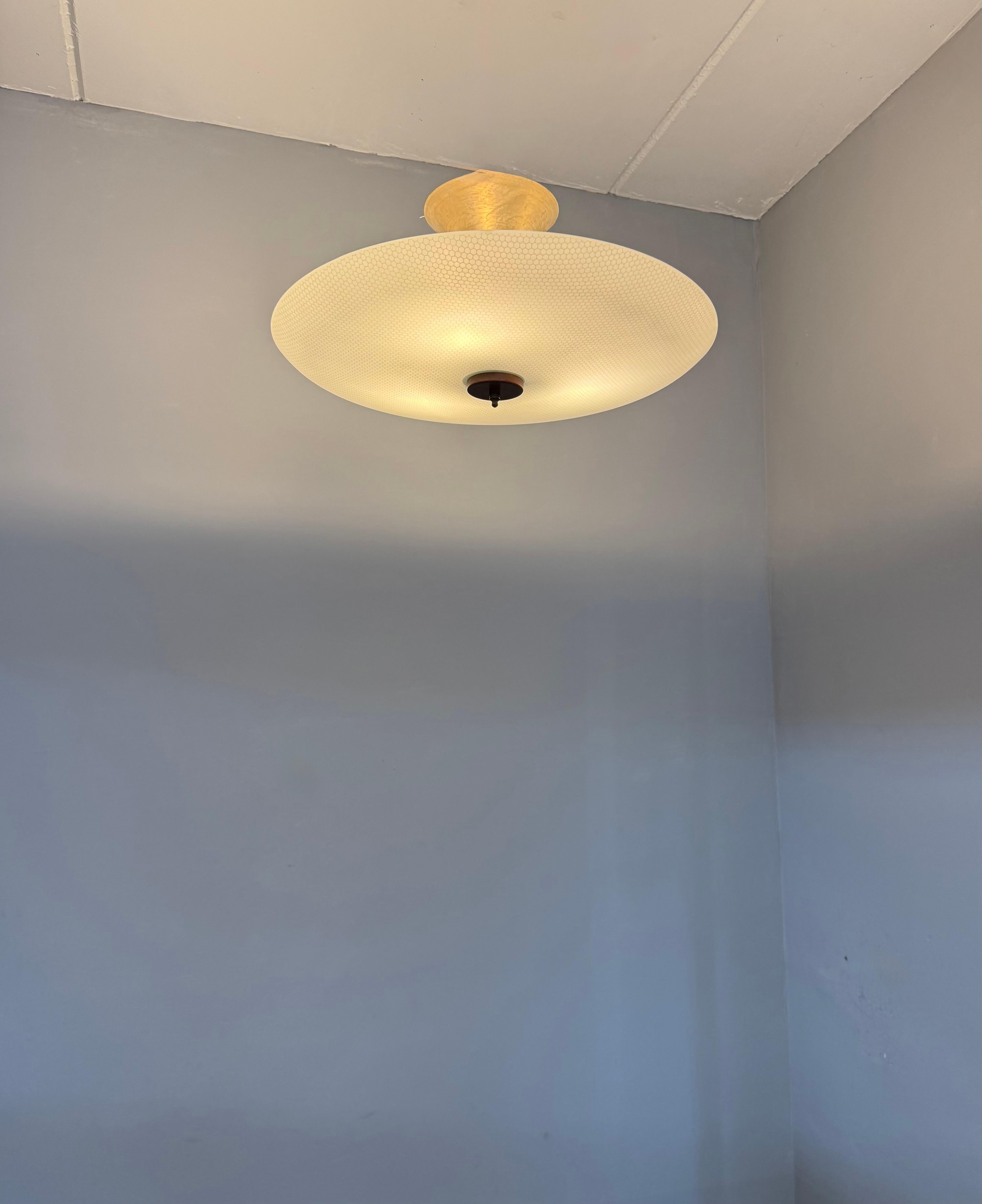 Große 3-Licht Midcentury Modern Honeycomb Struktur Glas Flush Mount w Teakholz (Moderne der Mitte des Jahrhunderts) im Angebot