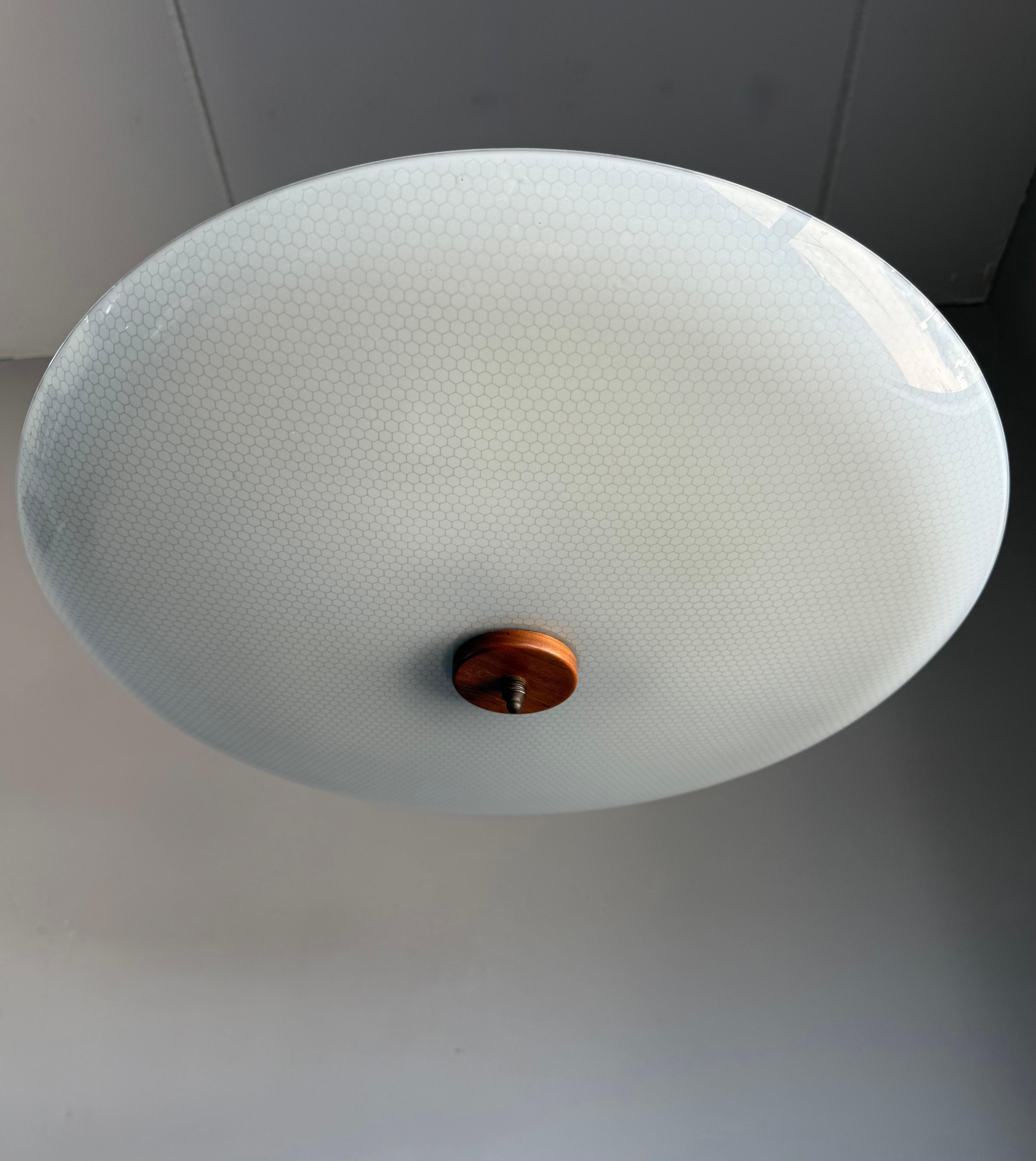 Große 3-Licht Midcentury Modern Honeycomb Struktur Glas Flush Mount w Teakholz (Europäisch) im Angebot
