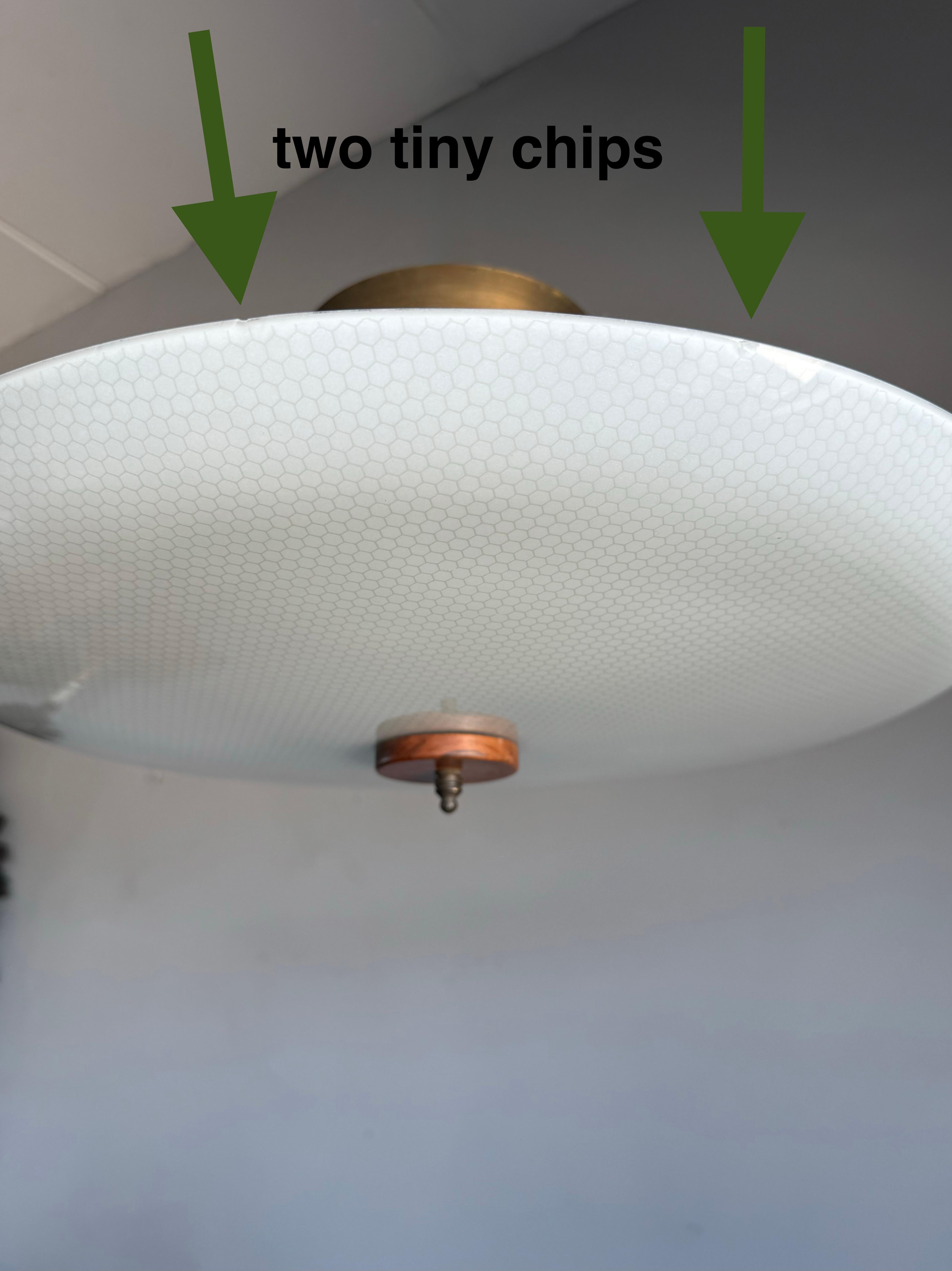 Große 3-Licht Midcentury Modern Honeycomb Struktur Glas Flush Mount w Teakholz (Handgeschnitzt) im Angebot