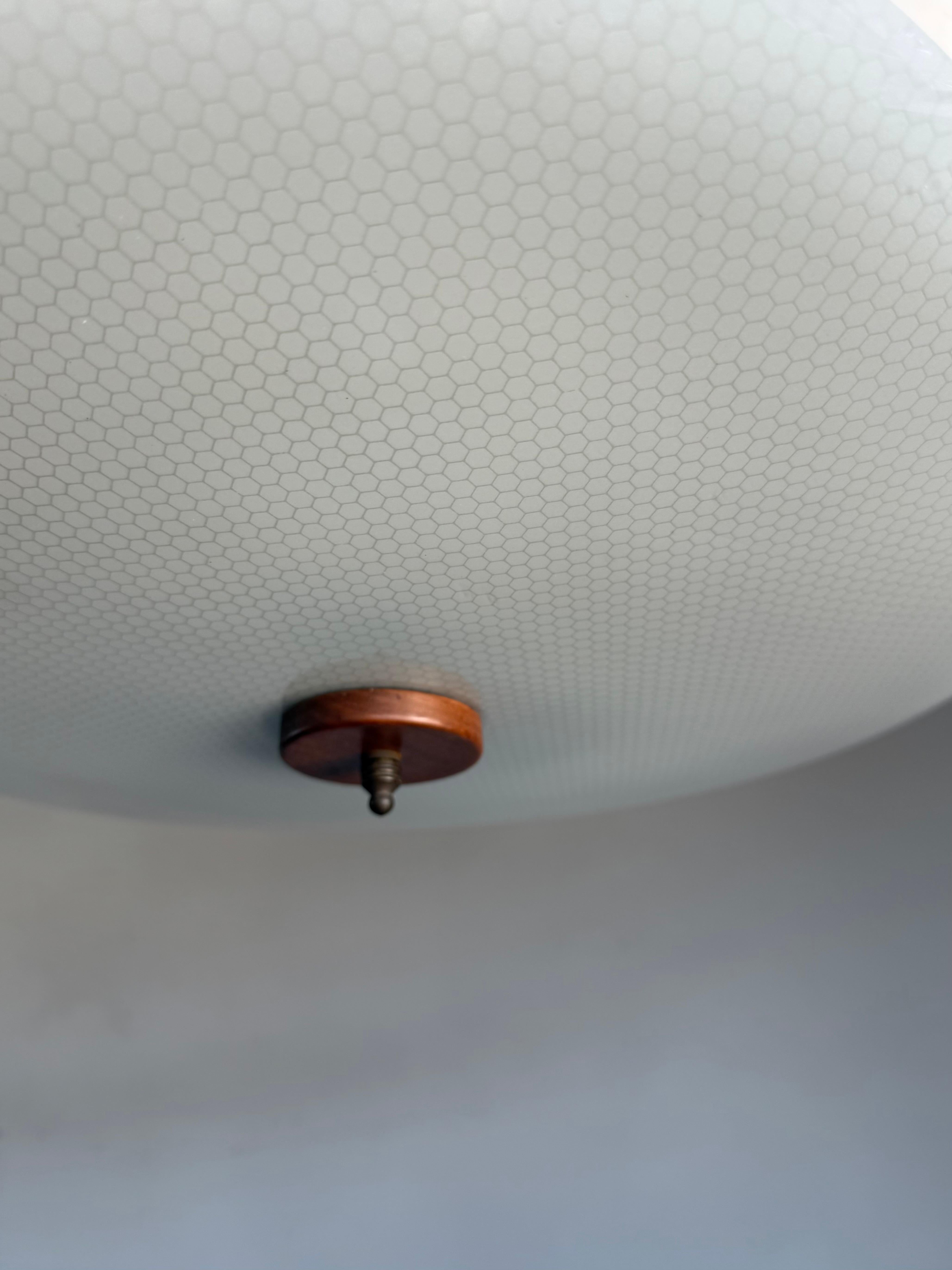 Große 3-Licht Midcentury Modern Honeycomb Struktur Glas Flush Mount w Teakholz im Zustand „Gut“ im Angebot in Lisse, NL