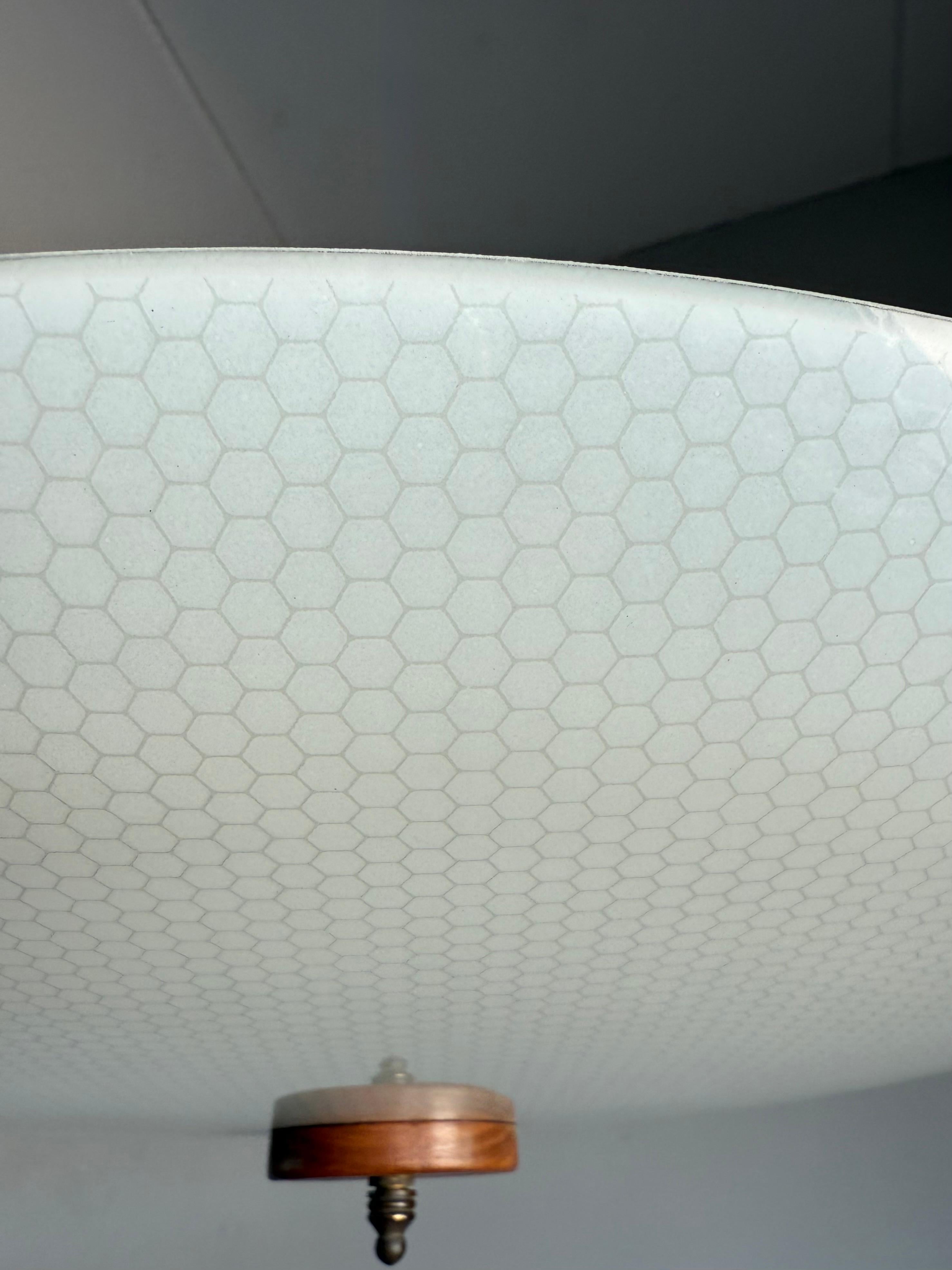 Große 3-Licht Midcentury Modern Honeycomb Struktur Glas Flush Mount w Teakholz (20. Jahrhundert) im Angebot