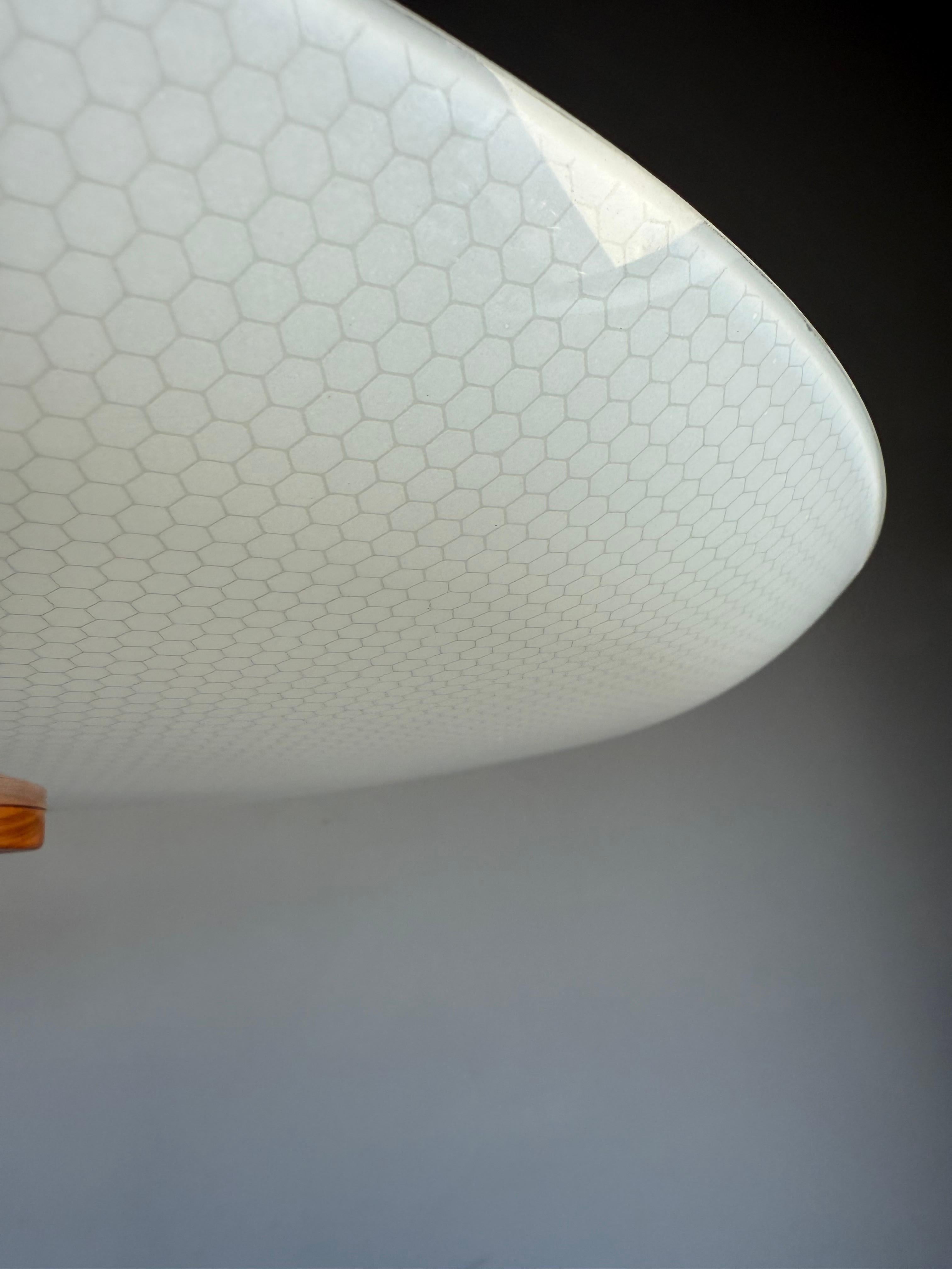 Große 3-Licht Midcentury Modern Honeycomb Struktur Glas Flush Mount w Teakholz (Metall) im Angebot