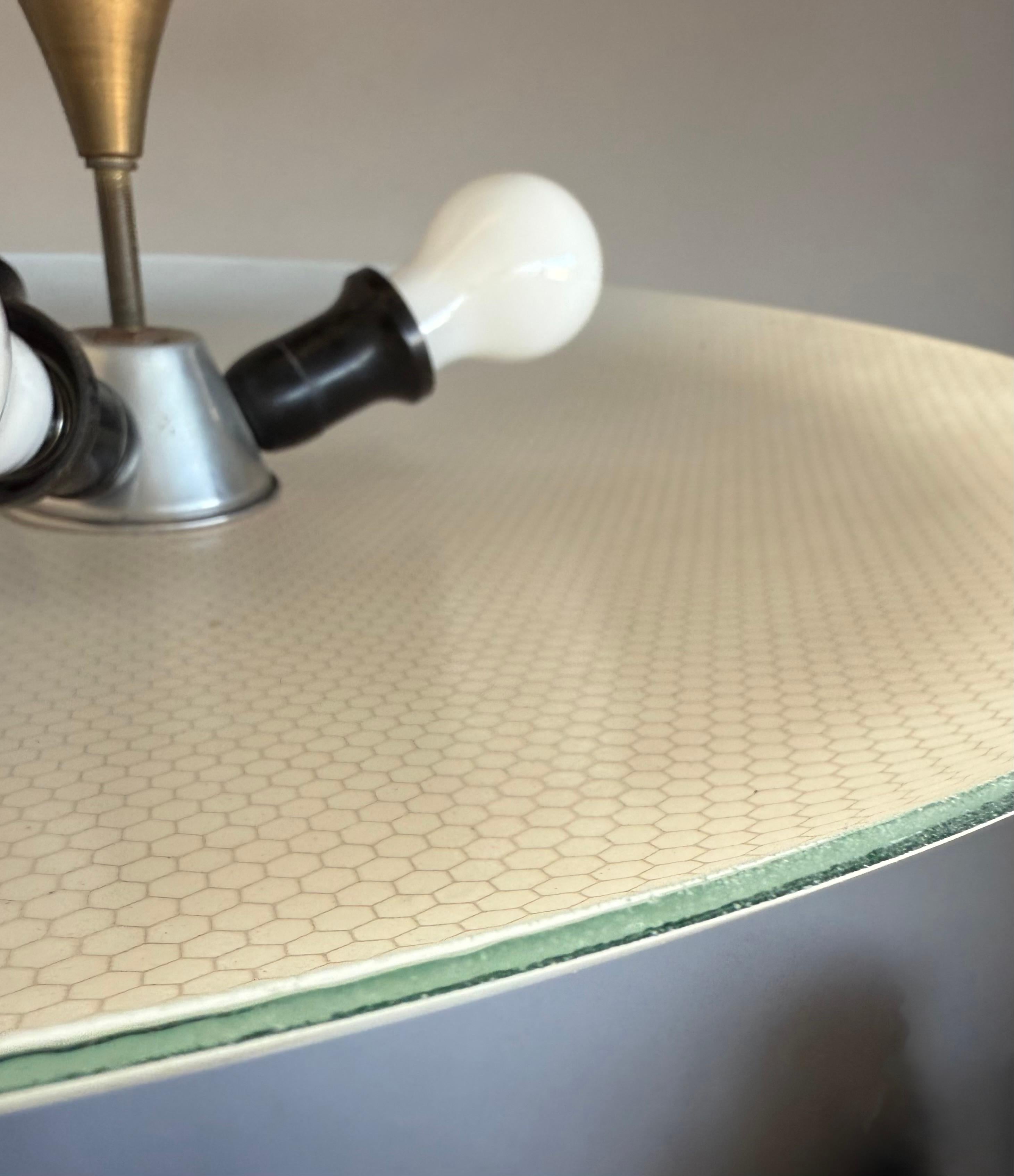 Große 3-Licht Midcentury Modern Honeycomb Struktur Glas Flush Mount w Teakholz im Angebot 1