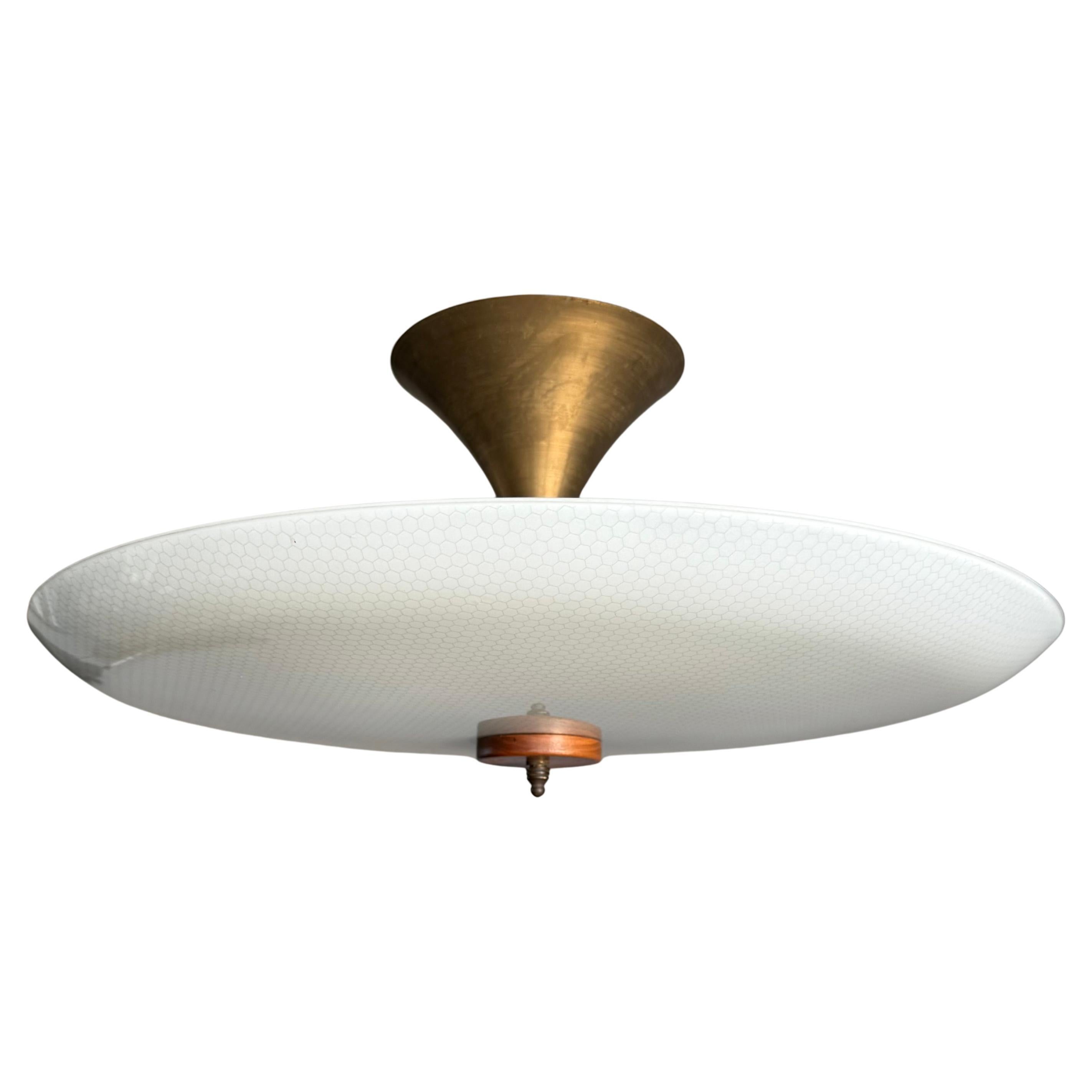Große 3-Licht Midcentury Modern Honeycomb Struktur Glas Flush Mount w Teakholz im Angebot