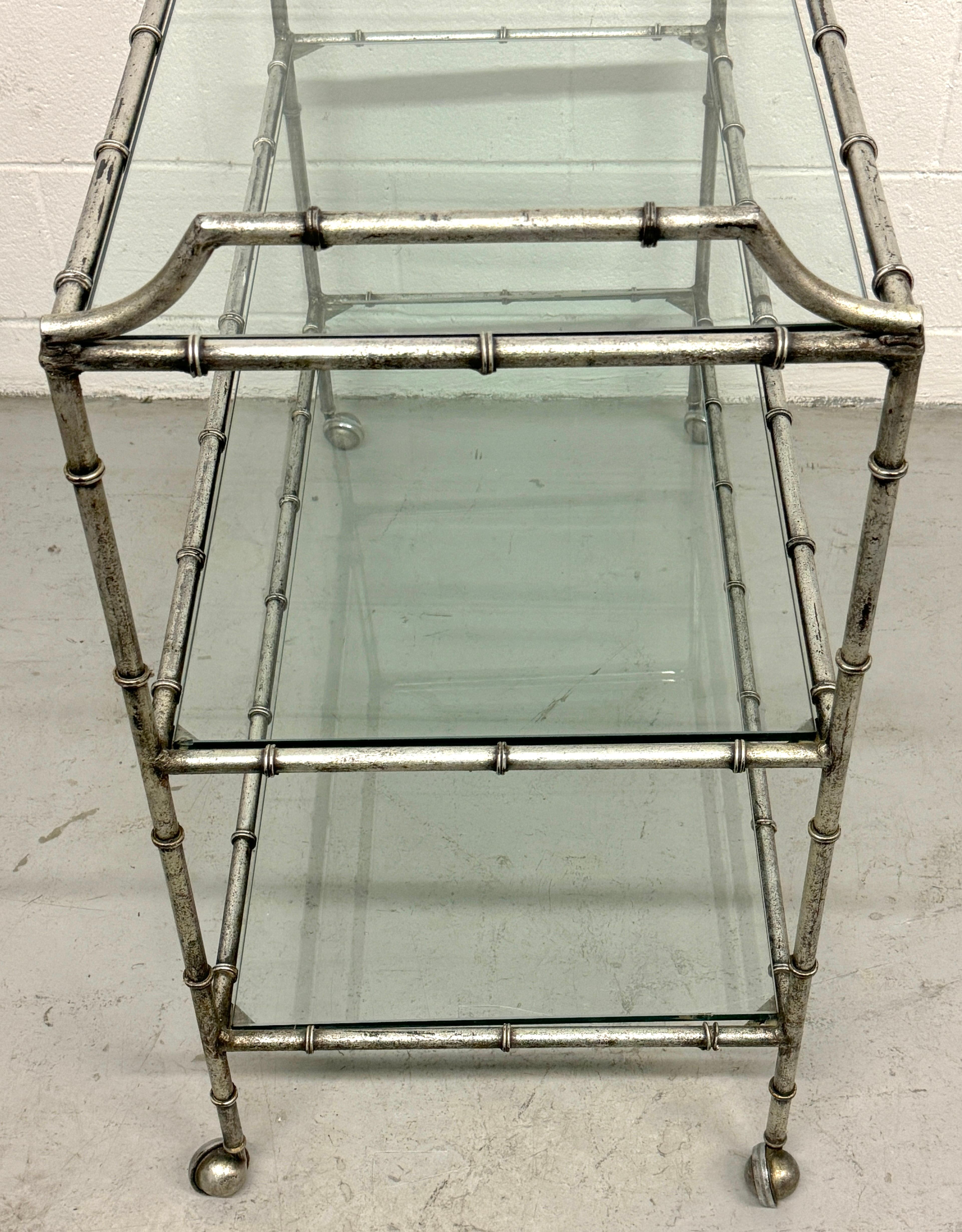 Grande table roulante/chariot de bar à 3 niveaux de Maison Jansen Faux Bois Silver-Leaf Bon état - En vente à West Palm Beach, FL