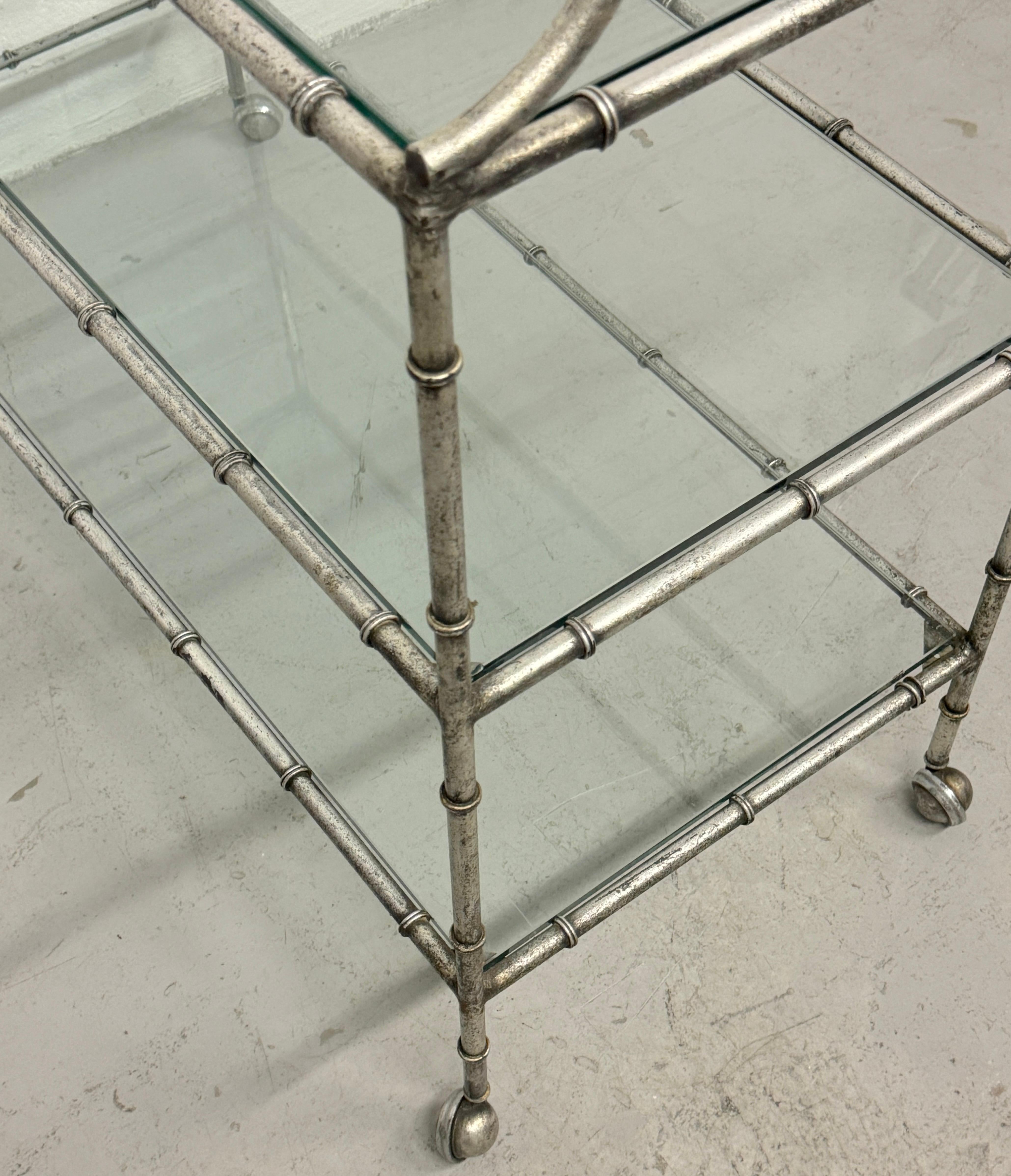 20ième siècle Grande table roulante/chariot de bar à 3 niveaux de Maison Jansen Faux Bois Silver-Leaf en vente