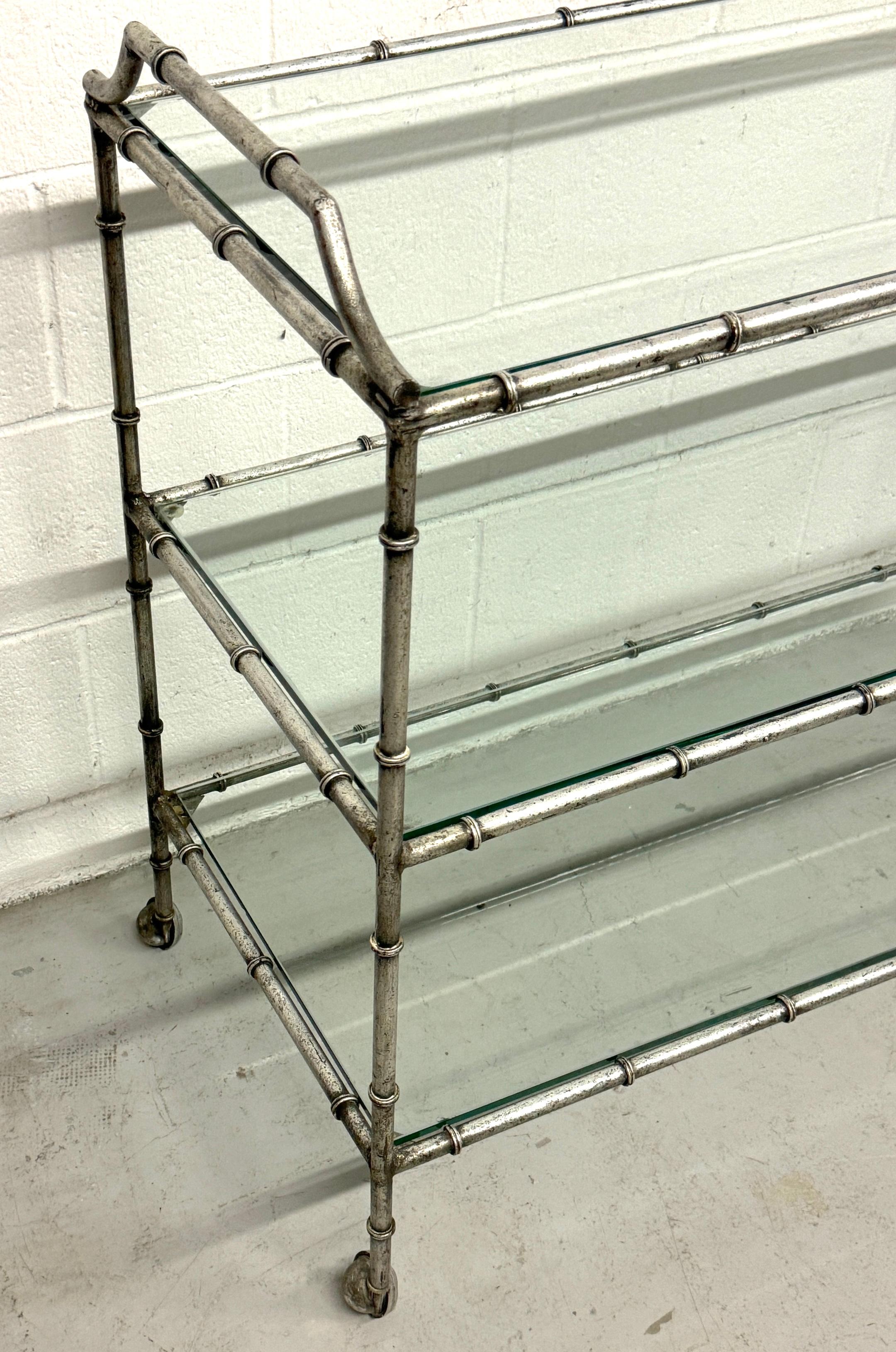 Grande table roulante/chariot de bar à 3 niveaux de Maison Jansen Faux Bois Silver-Leaf en vente 1
