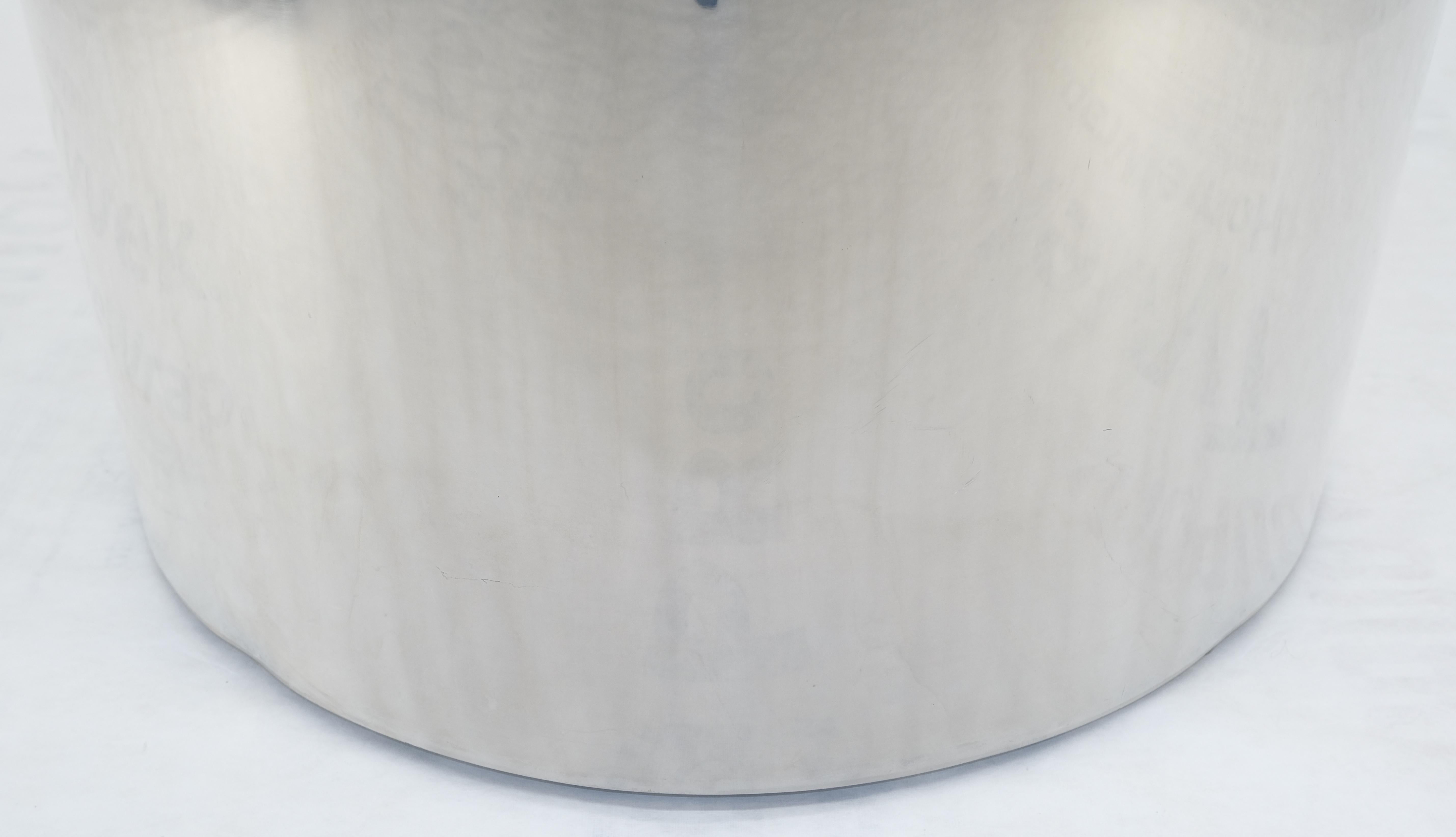 Grande table d'appoint à piédestal en acier inoxydable de 30